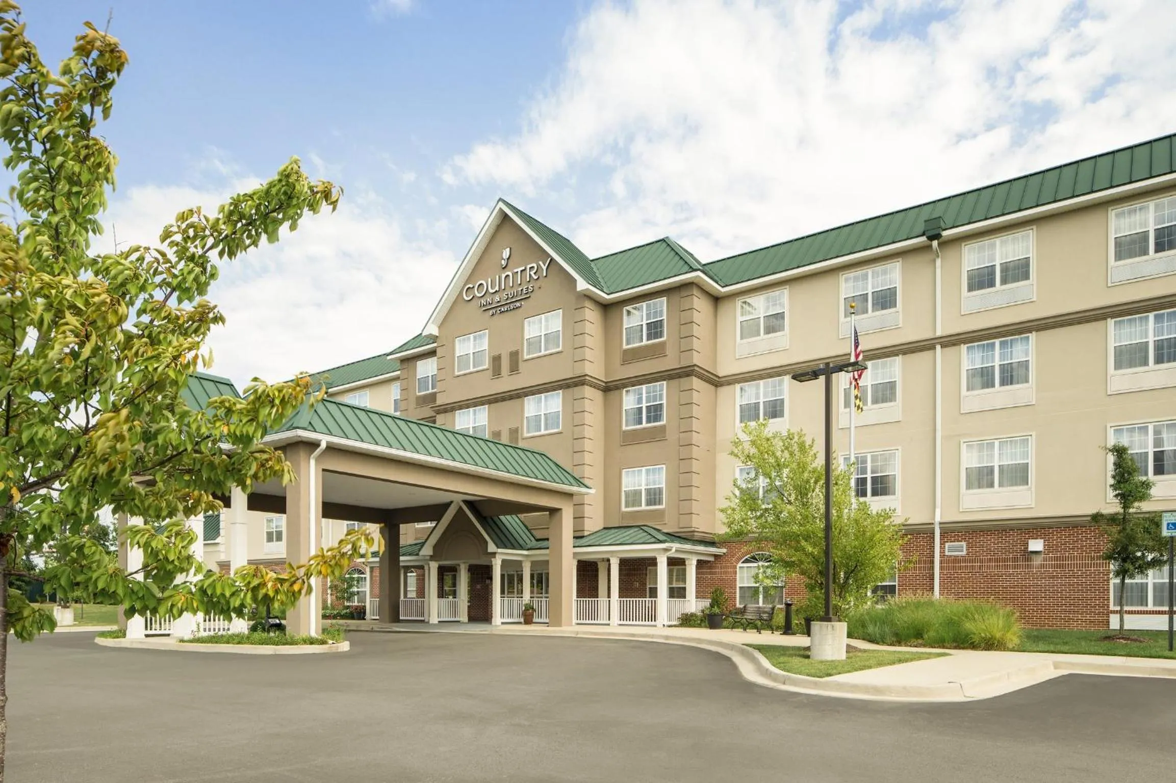 Property building in Country Inn & Suites by Radisson, Baltimore North, MD