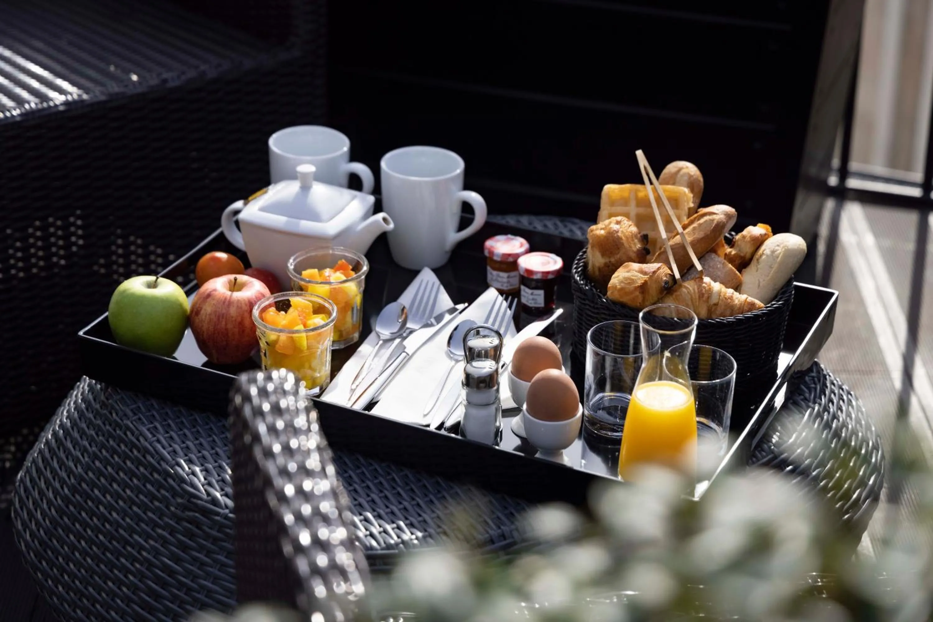 Food and drinks in Le 12 Hôtel