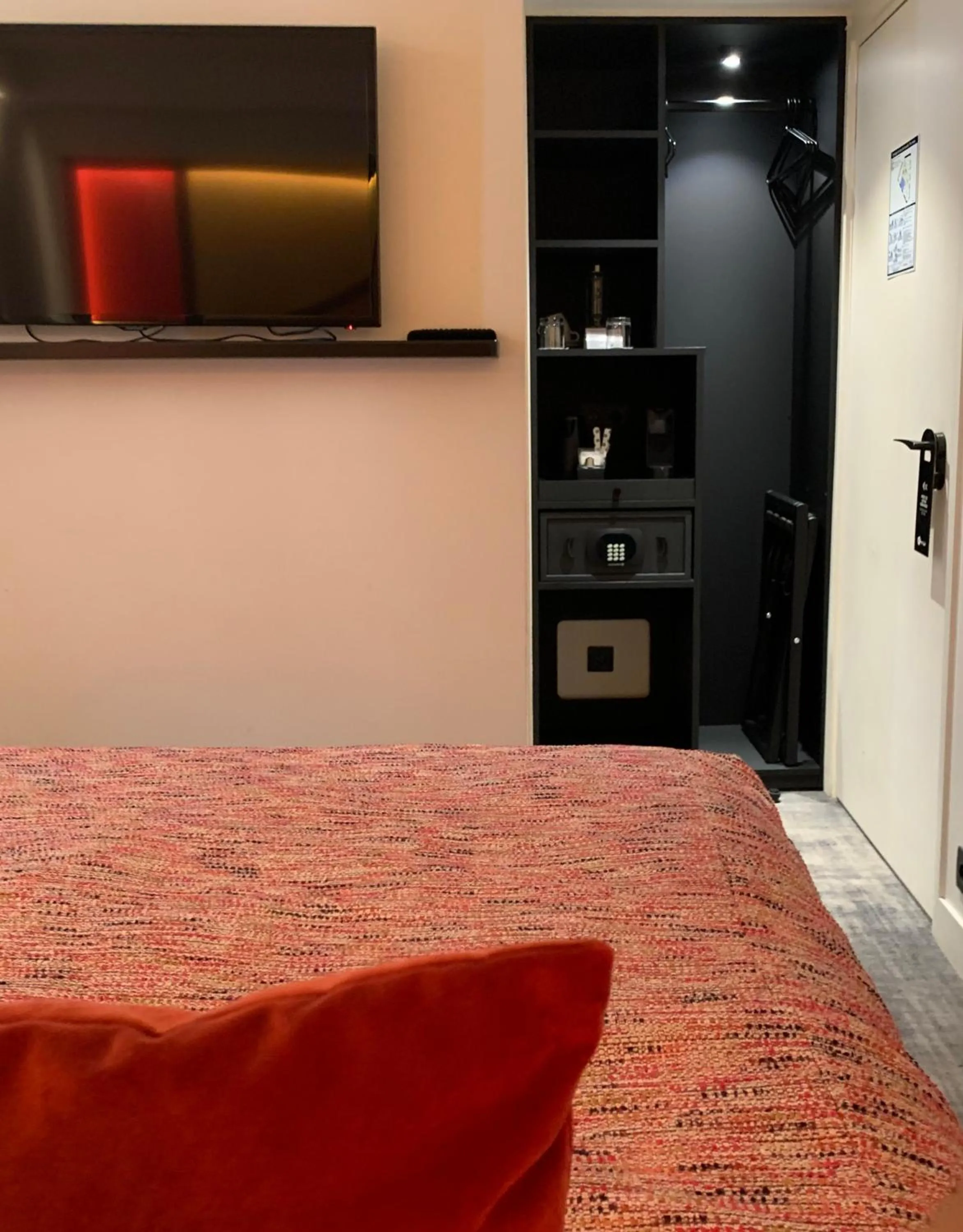 minibar, Bed in Le 12 Hôtel