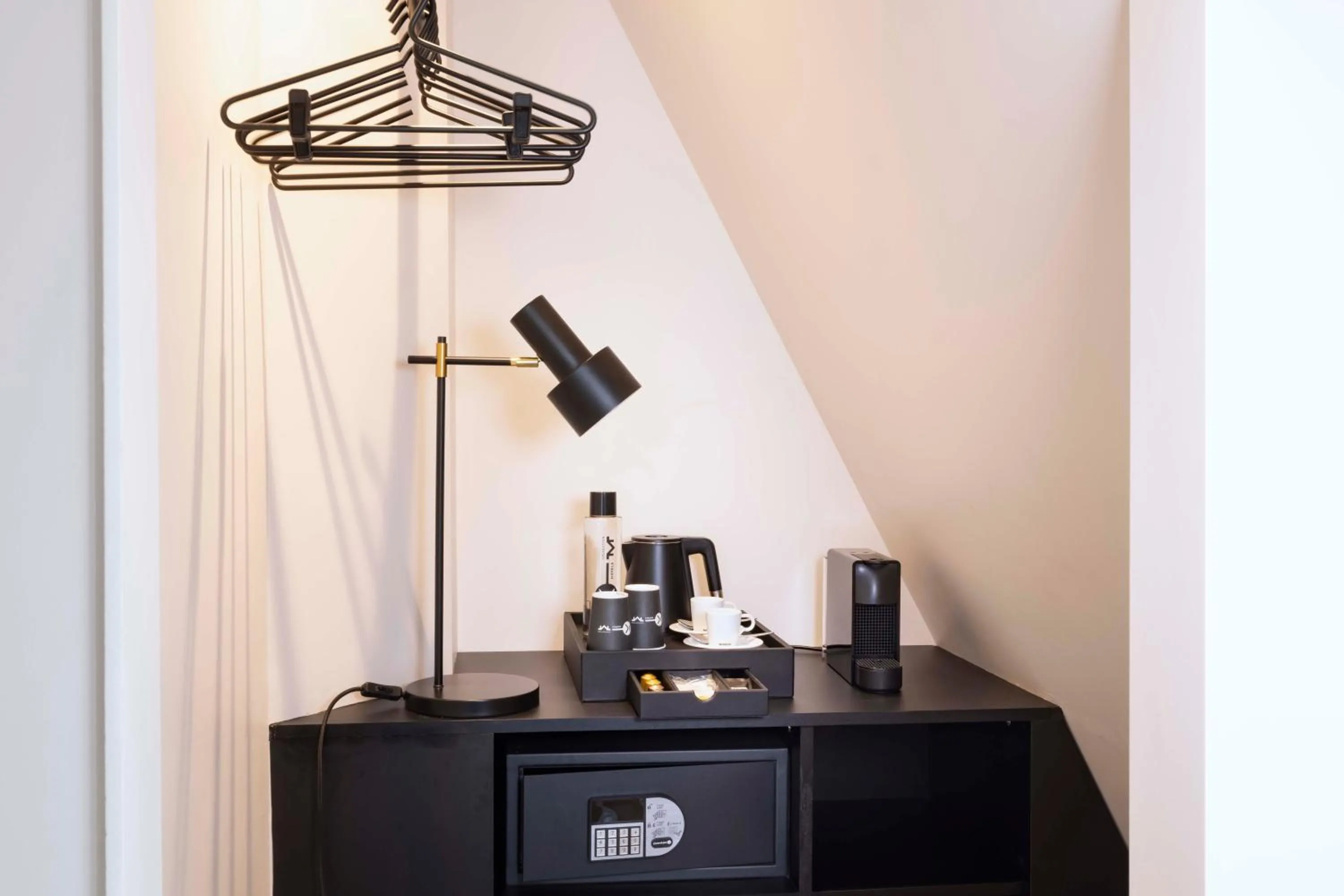 Coffee/tea facilities in Le 12 Hôtel