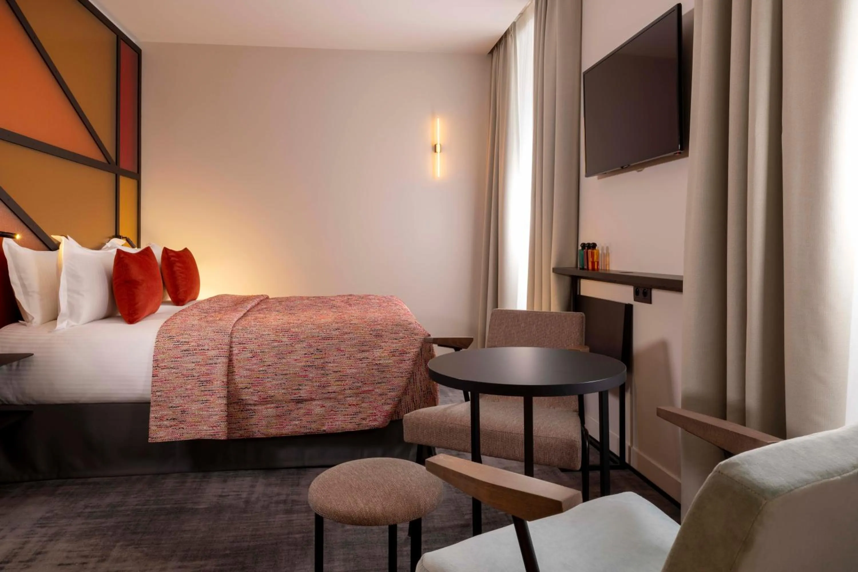 Photo of the whole room, Bed in Le 12 Hôtel