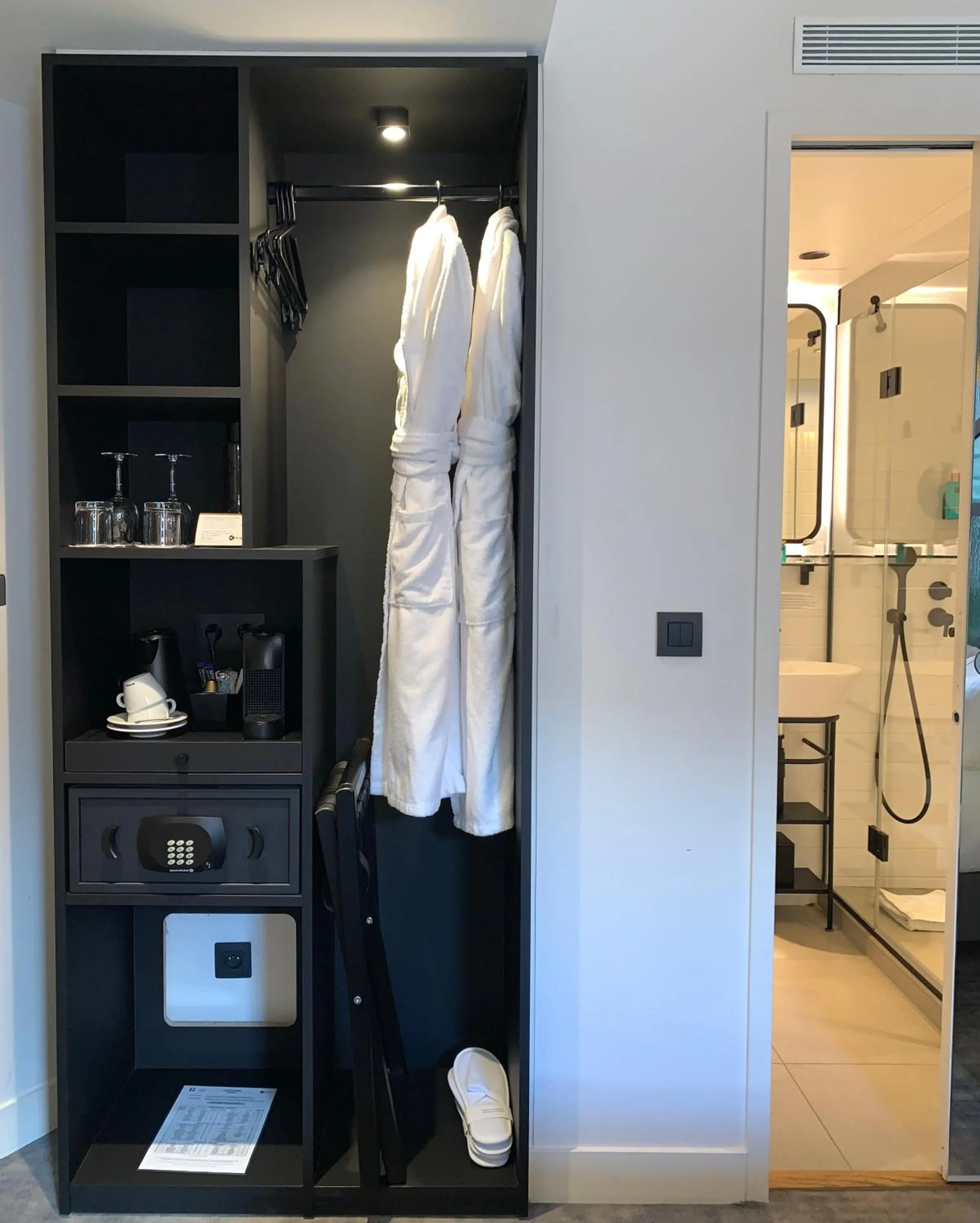 Coffee/tea facilities in Le 12 Hôtel