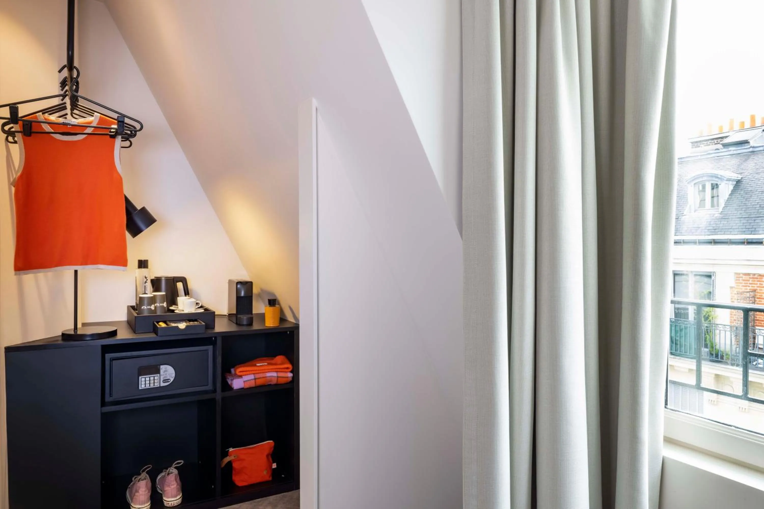 Coffee/tea facilities in Le 12 Hôtel