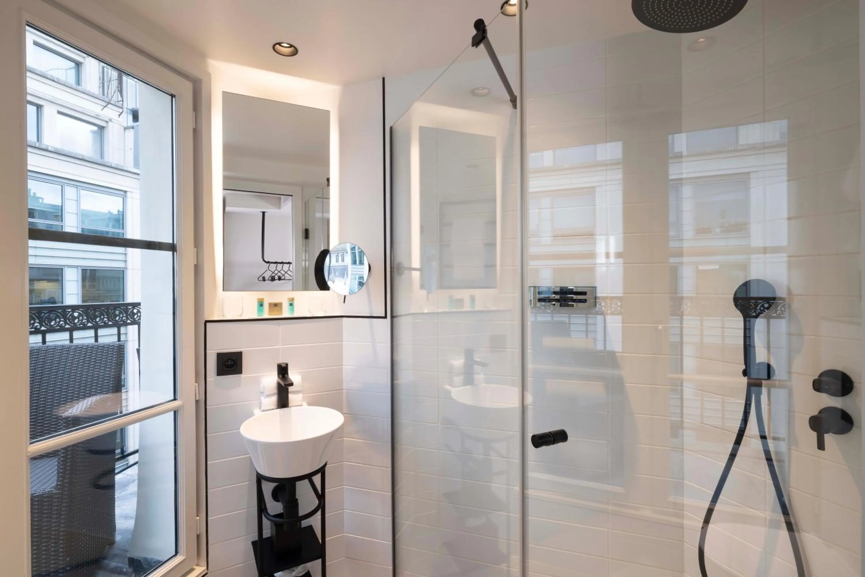 Bathroom in Le 12 Hôtel