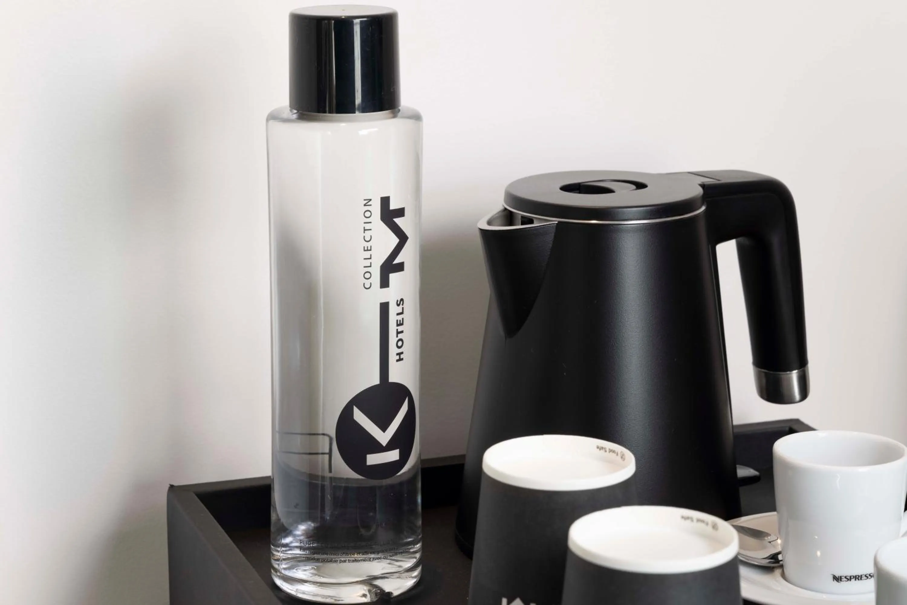 Coffee/tea facilities in Le 12 Hôtel