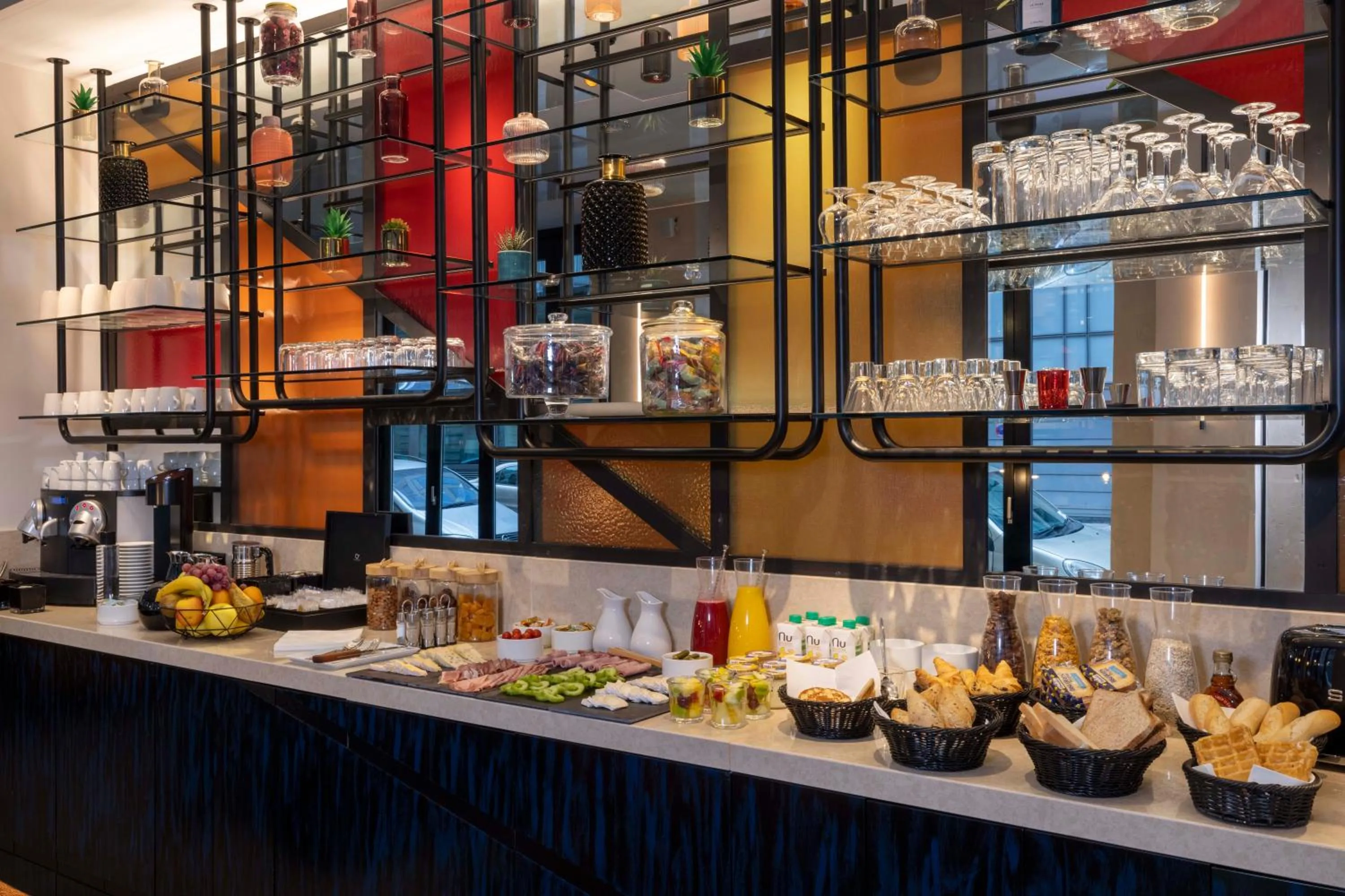 Breakfast in Le 12 Hôtel