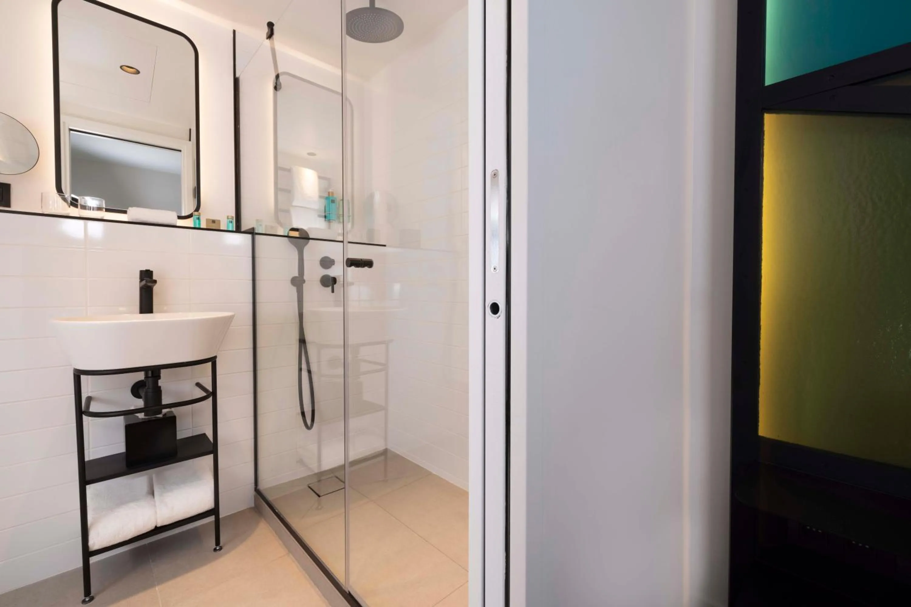 Bathroom in Le 12 Hôtel