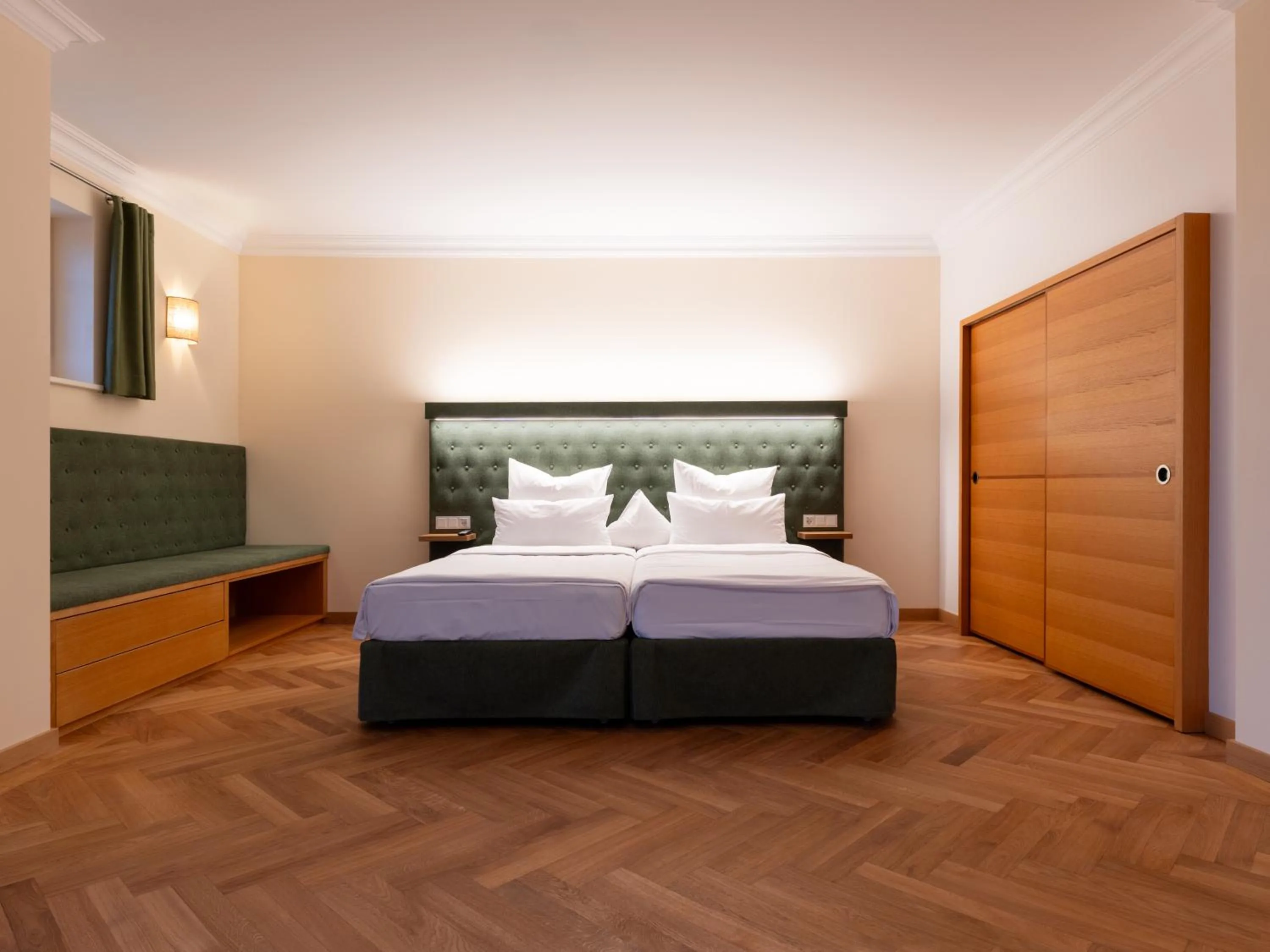 Photo of the whole room, Bed in Gutshotel Odelzhausen
