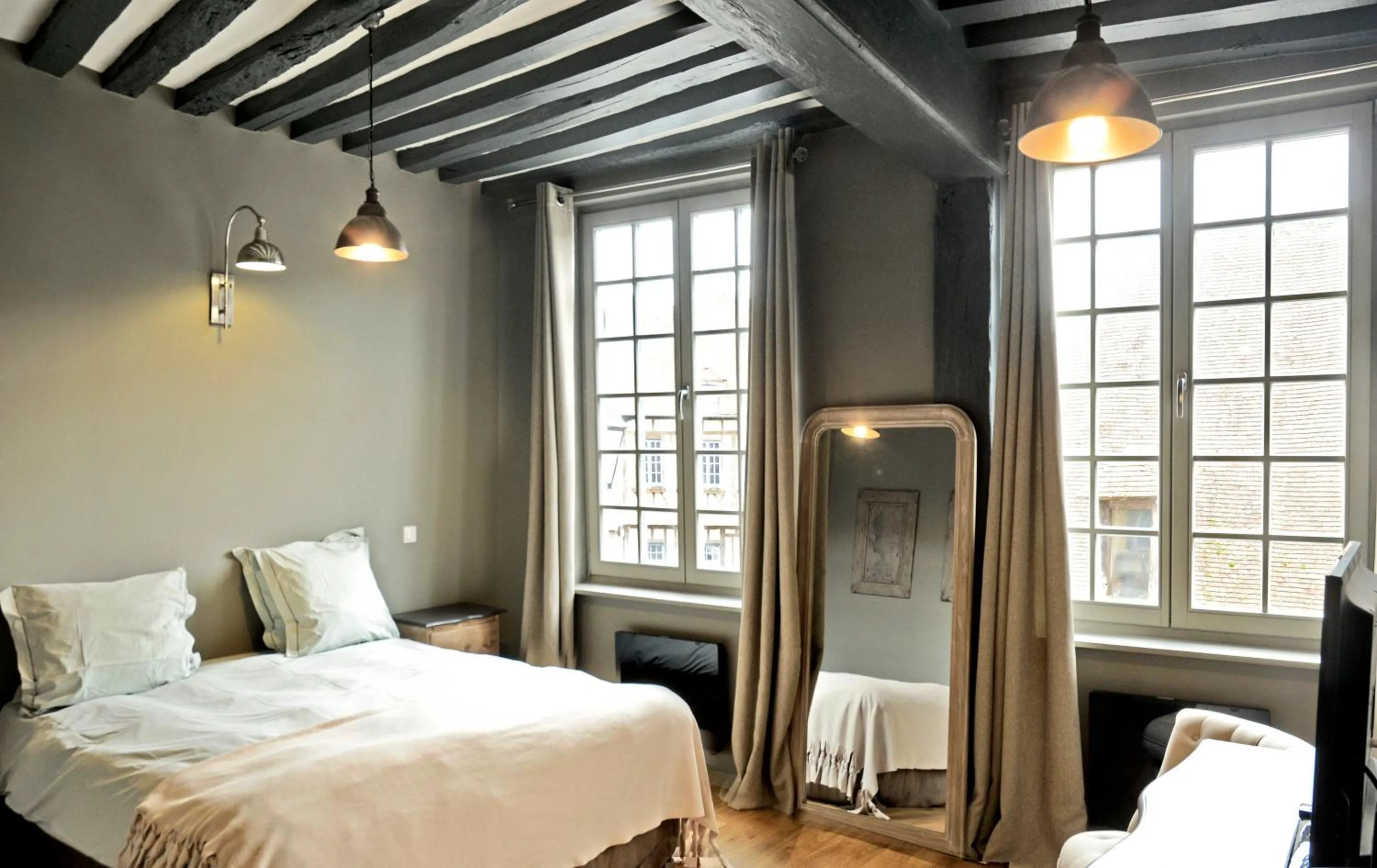Bed in Hotel Du Grand Cerf & Spa