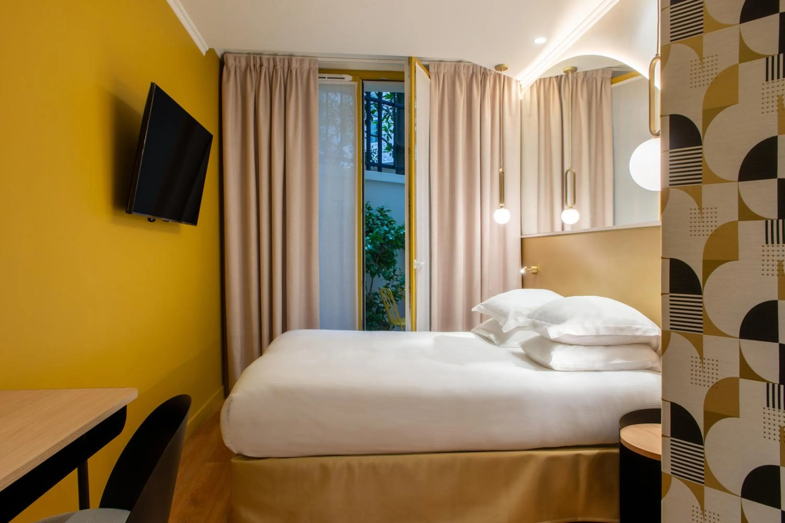 View (from property/room), Bed in Arc Elysées