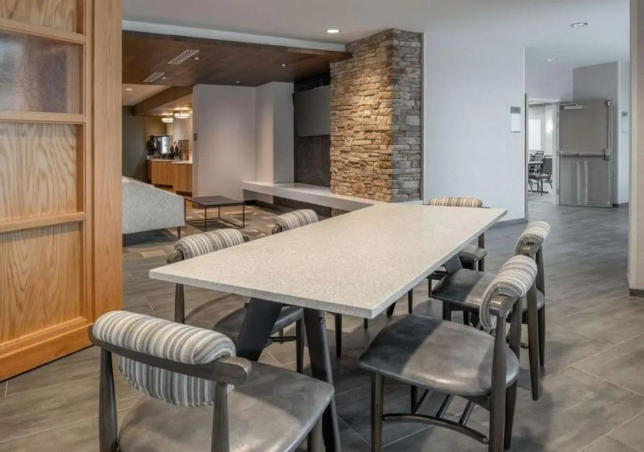 Dining area in Fairfield by Marriott Issaquah