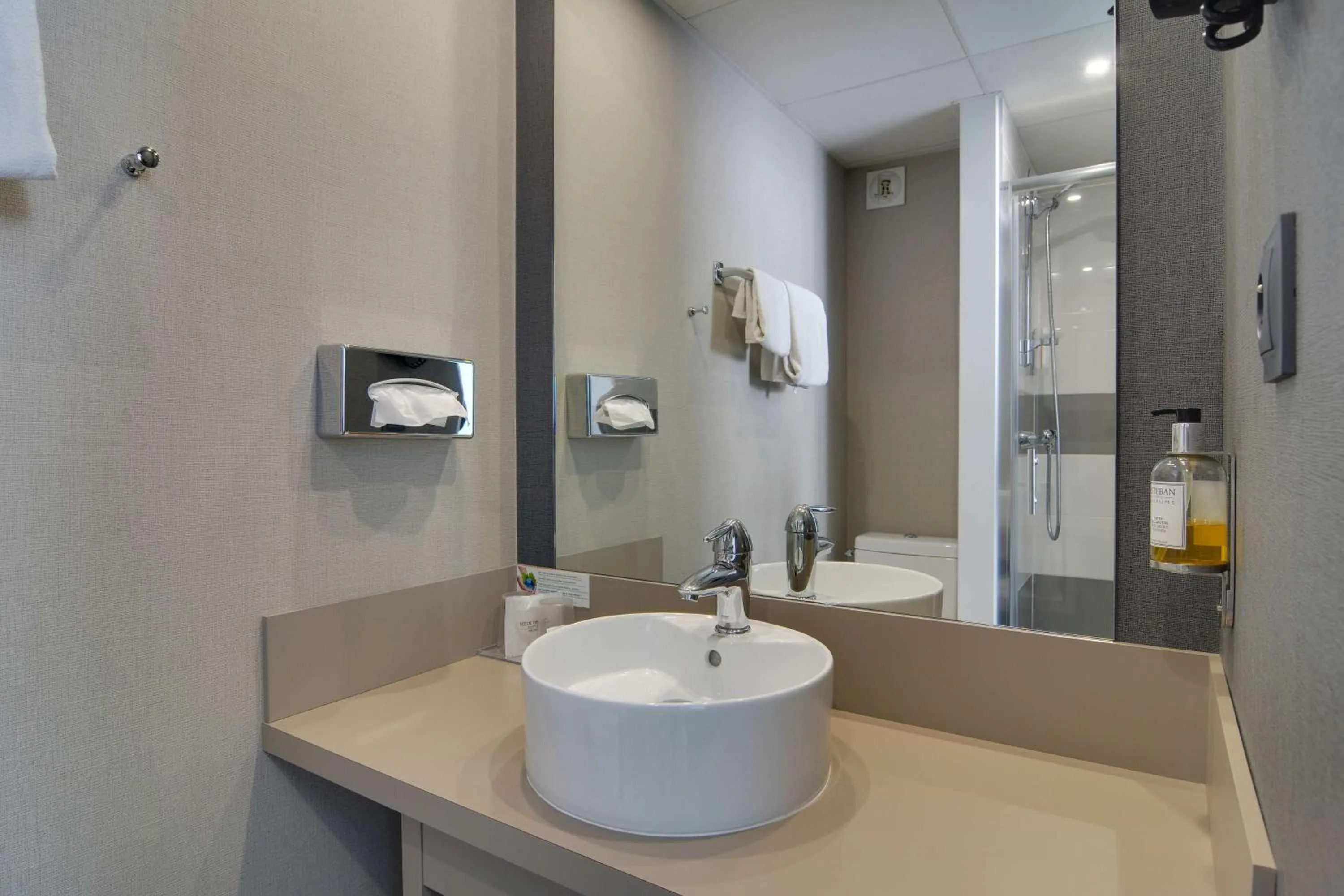 Bathroom in Best Western Hotel Atlantys Zenith Nantes