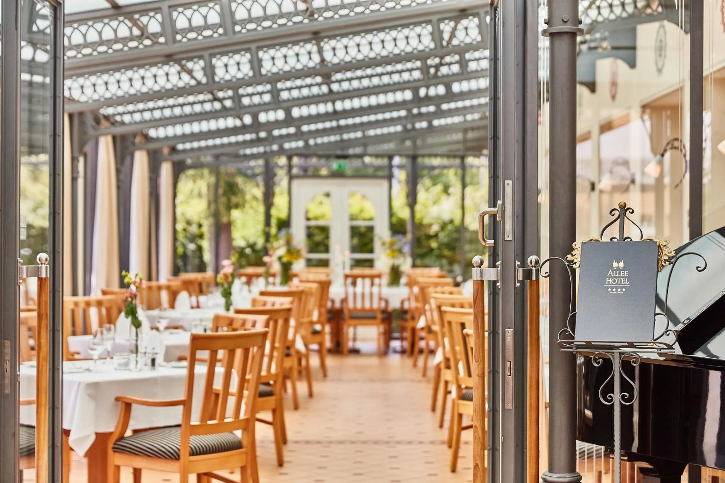 Restaurant/places to eat in Allee Hotel