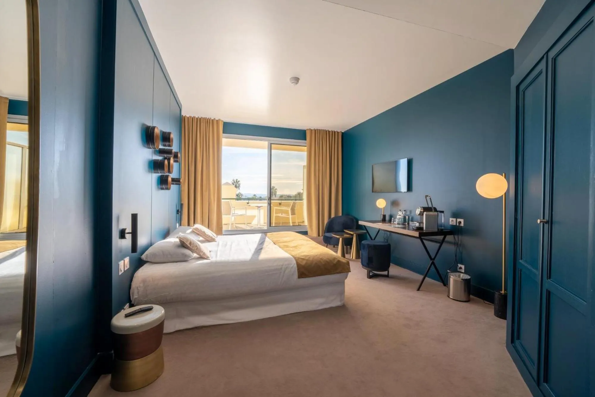 Photo of the whole room, Bed in Casino Hôtel des Palmiers