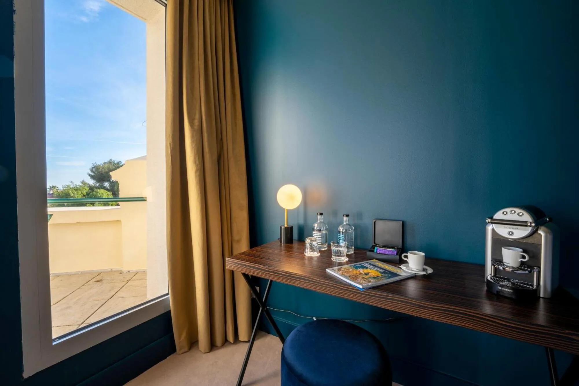 Coffee/tea facilities in Casino Hôtel des Palmiers