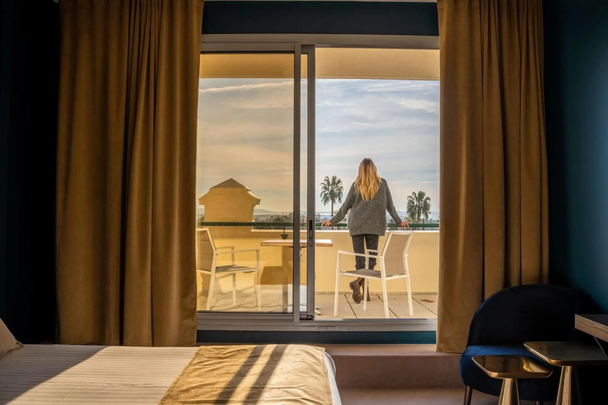 Balcony/Terrace, Bed in Casino Hôtel des Palmiers