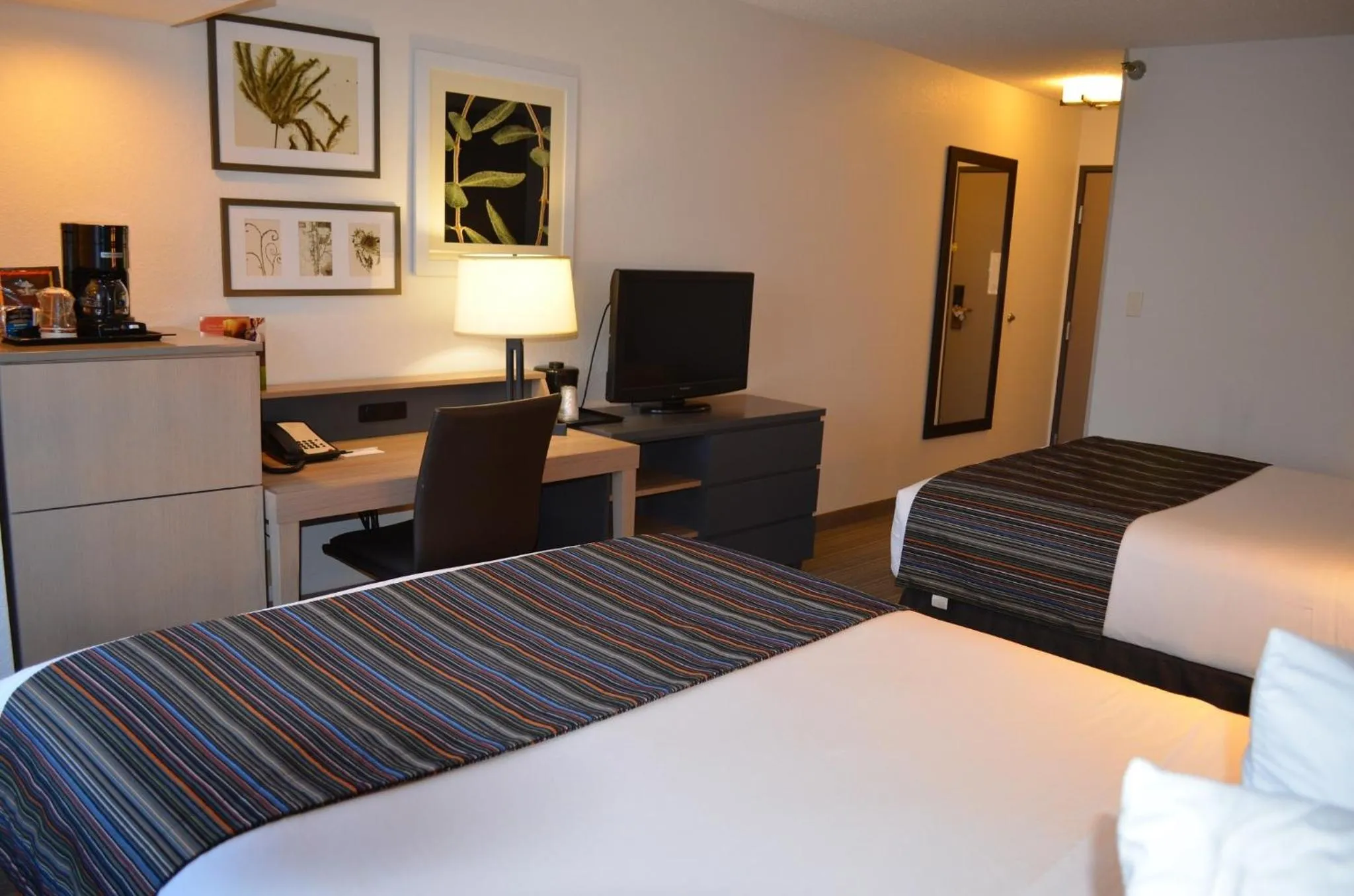 Photo of the whole room, Bed in Country Inn & Suites by Radisson, Frederick, MD