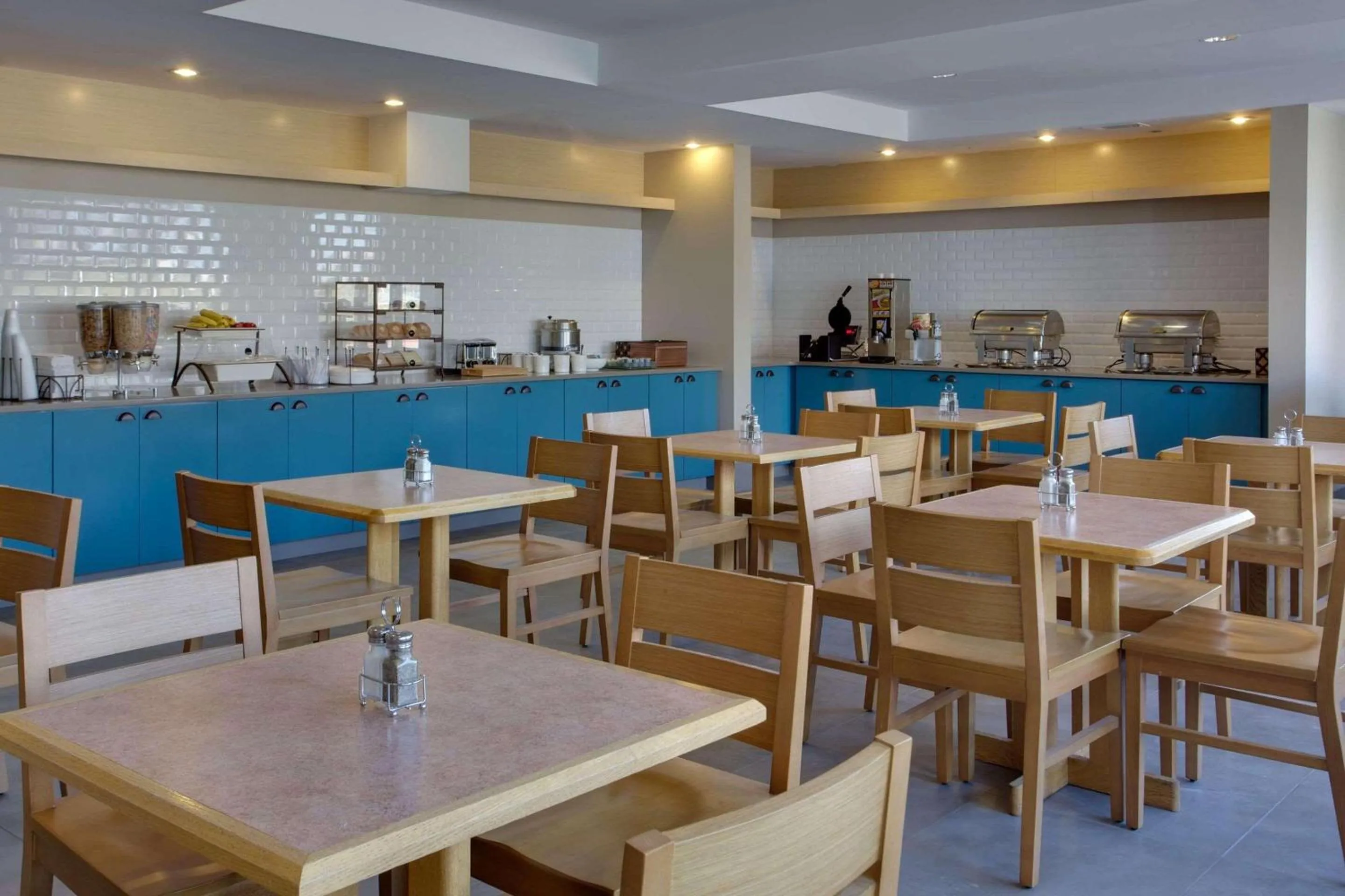 Breakfast in Country Inn & Suites by Radisson, Frederick, MD