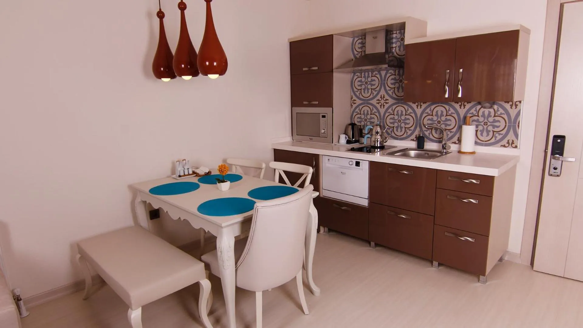 Kitchen or kitchenette in Zin D Home Otel Cekmeköy