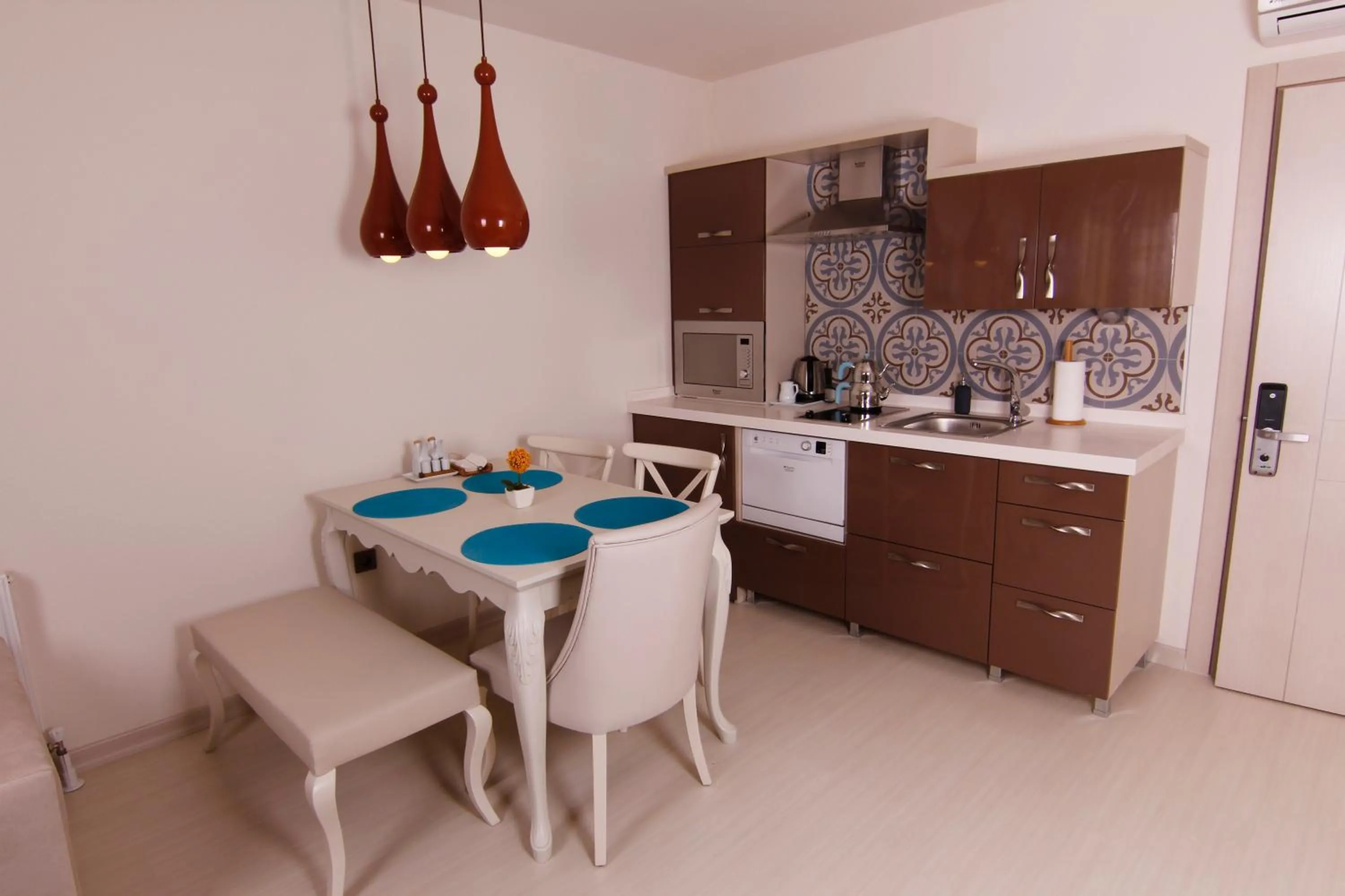 Kitchen or kitchenette in Zin D Home Otel Cekmeköy