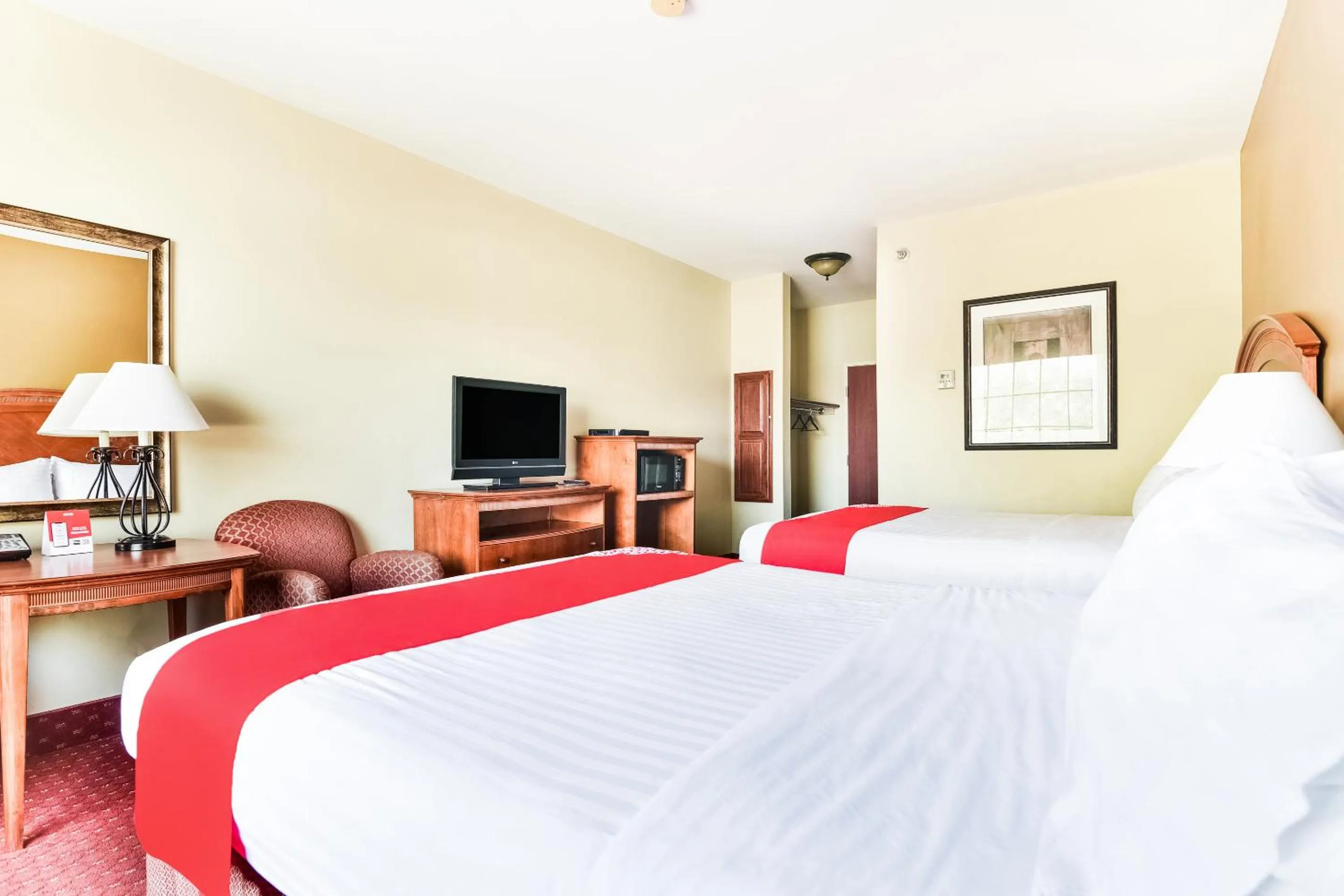 Bed in OYO Townhouse Oklahoma City Airport