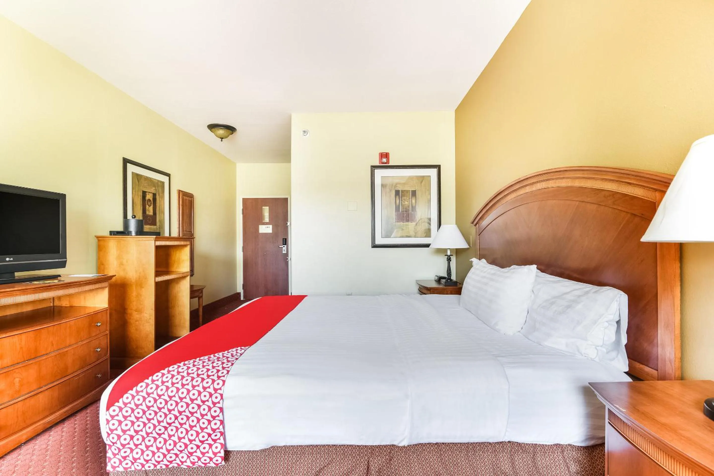 Bed in OYO Townhouse Oklahoma City Airport