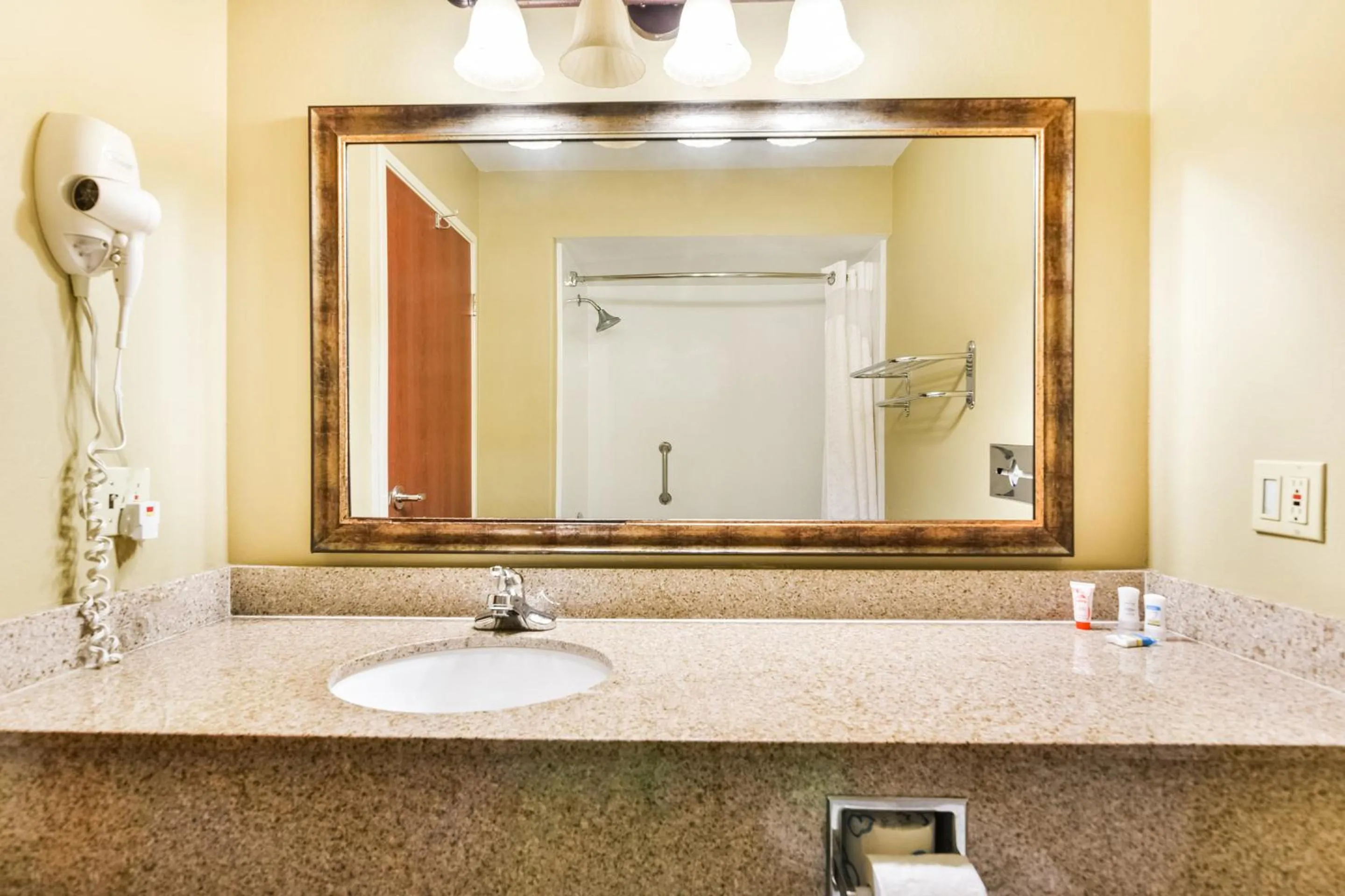 Bathroom in OYO Townhouse Oklahoma City Airport