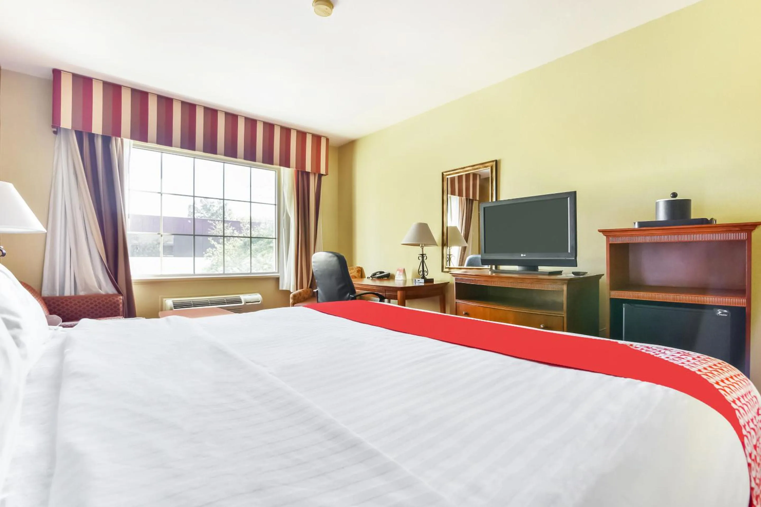 Bedroom, Bed in OYO Townhouse Oklahoma City Airport