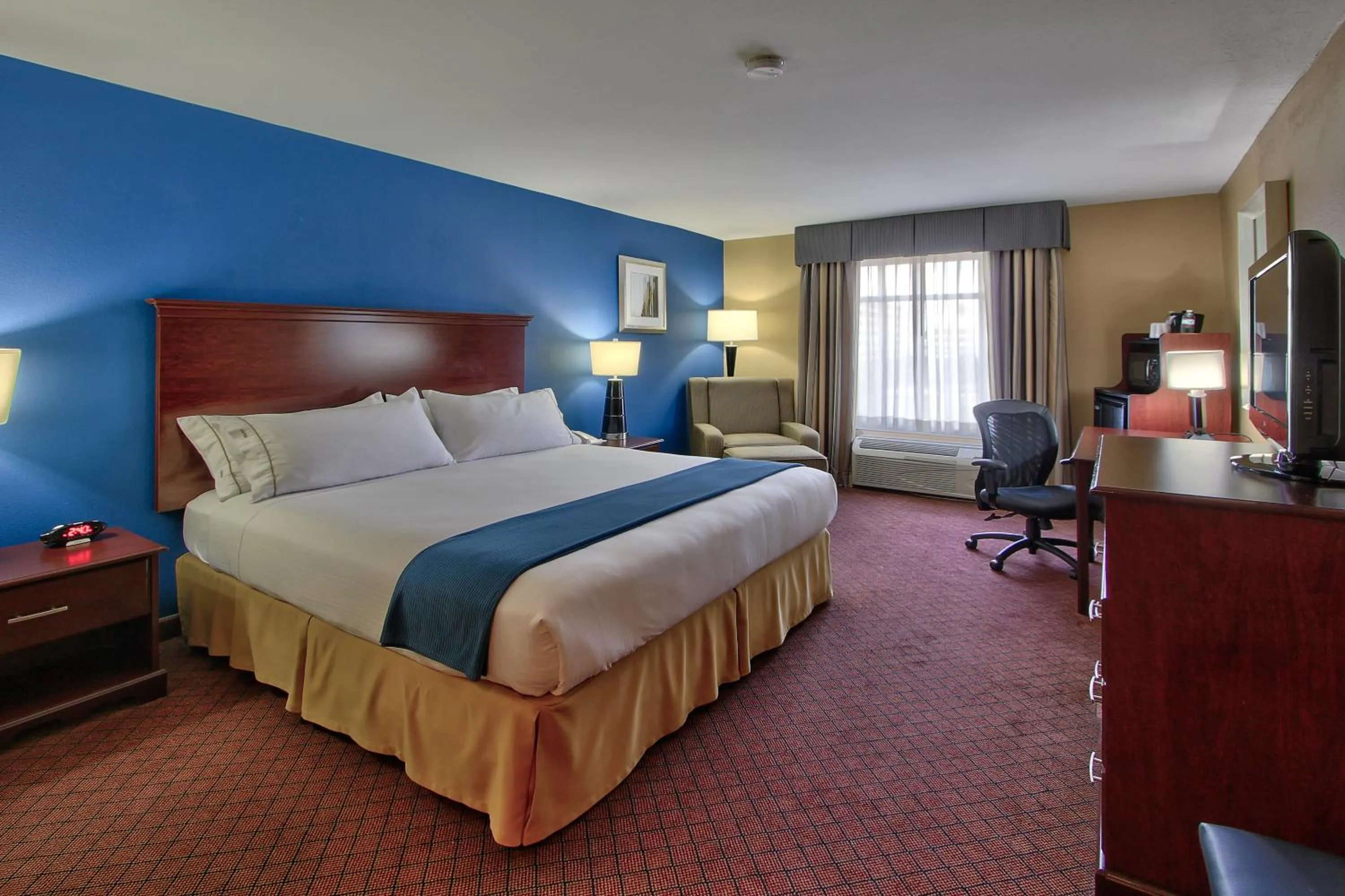 Bedroom, Bed in Holiday Inn Express Hotel & Suites Houston-Downtown Convention Center by IHG