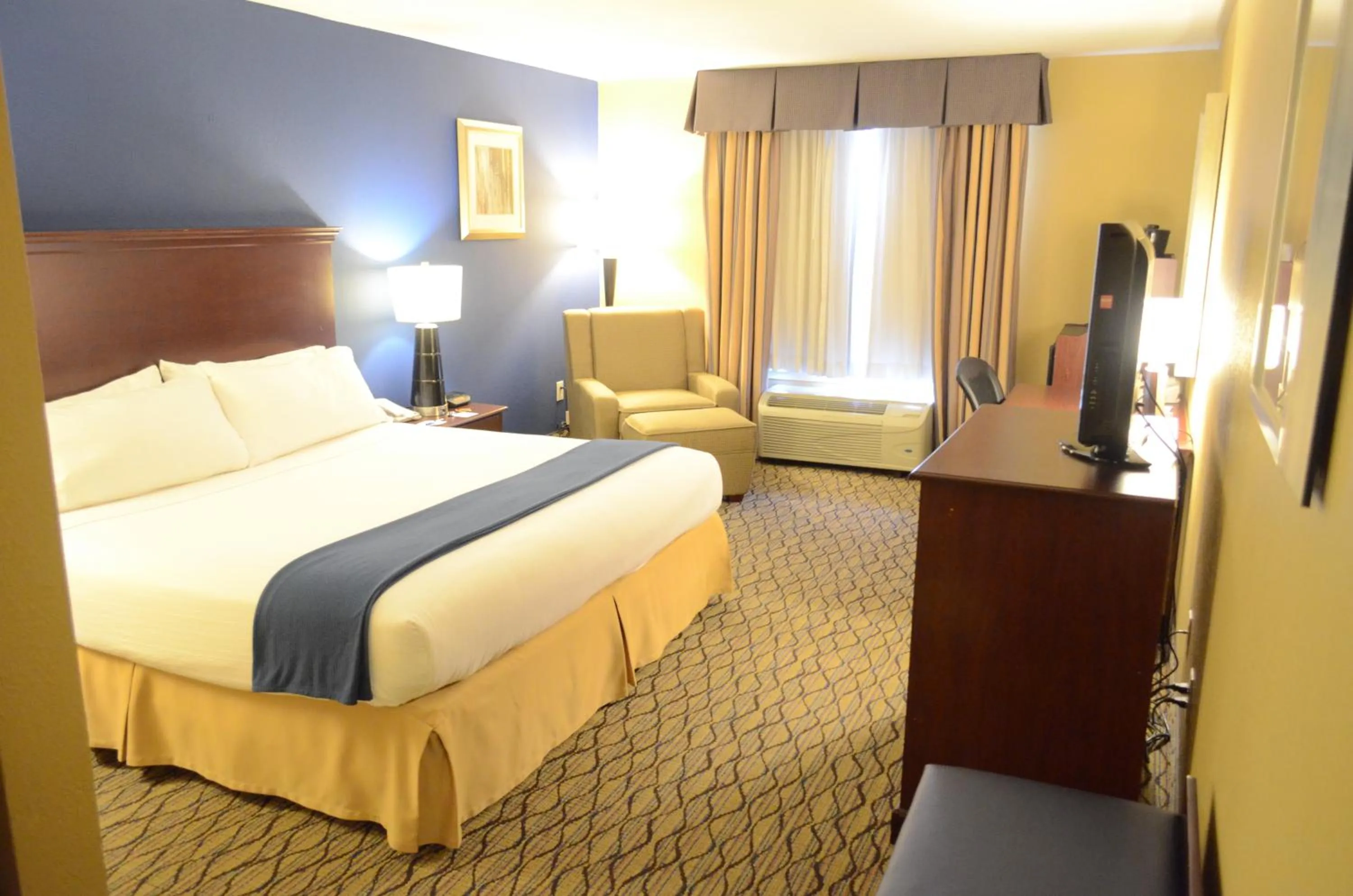 Bedroom, Bed in Holiday Inn Express Hotel & Suites Houston-Downtown Convention Center by IHG