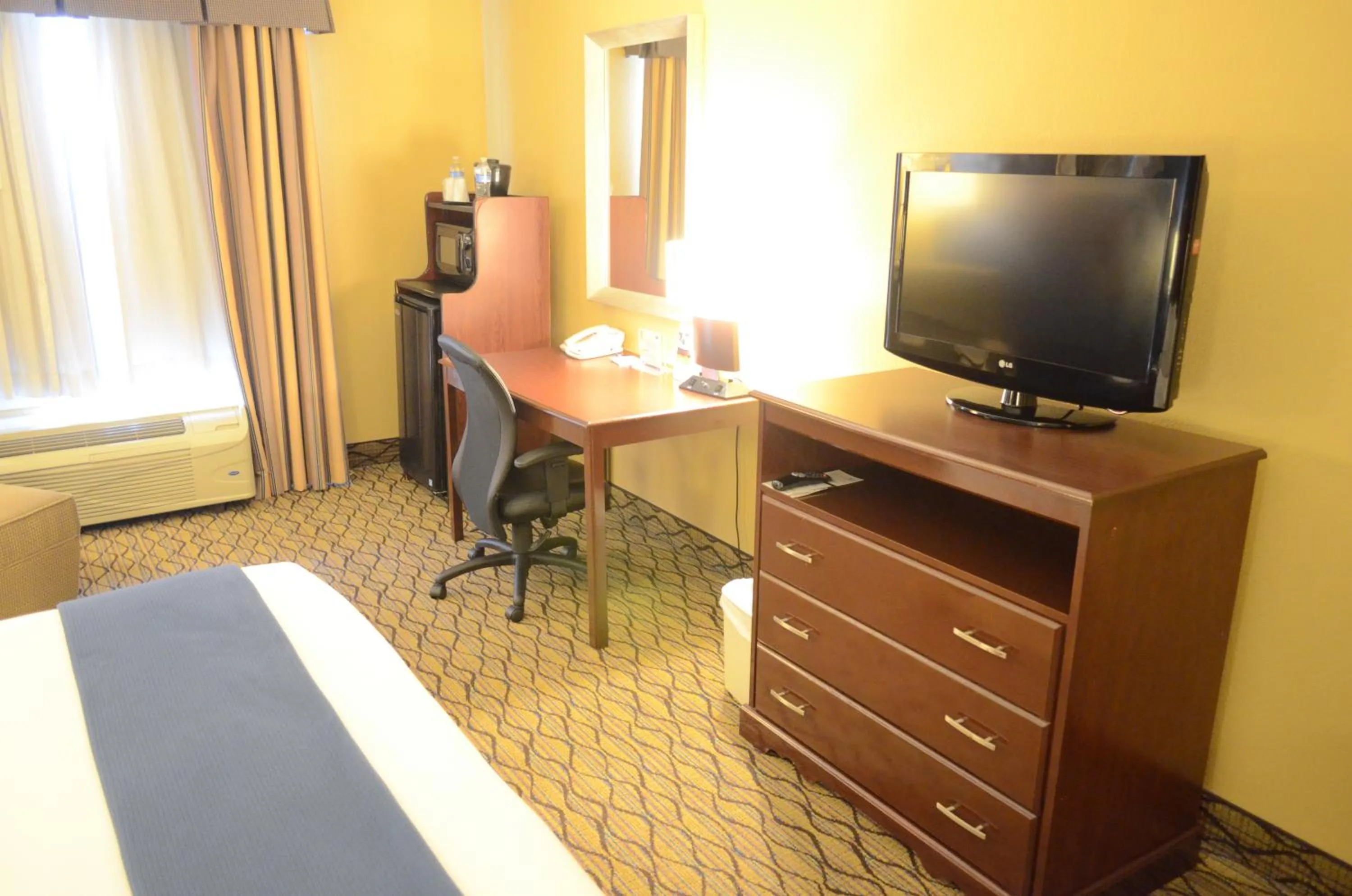 Seating area, Bed in Holiday Inn Express Hotel & Suites Houston-Downtown Convention Center by IHG