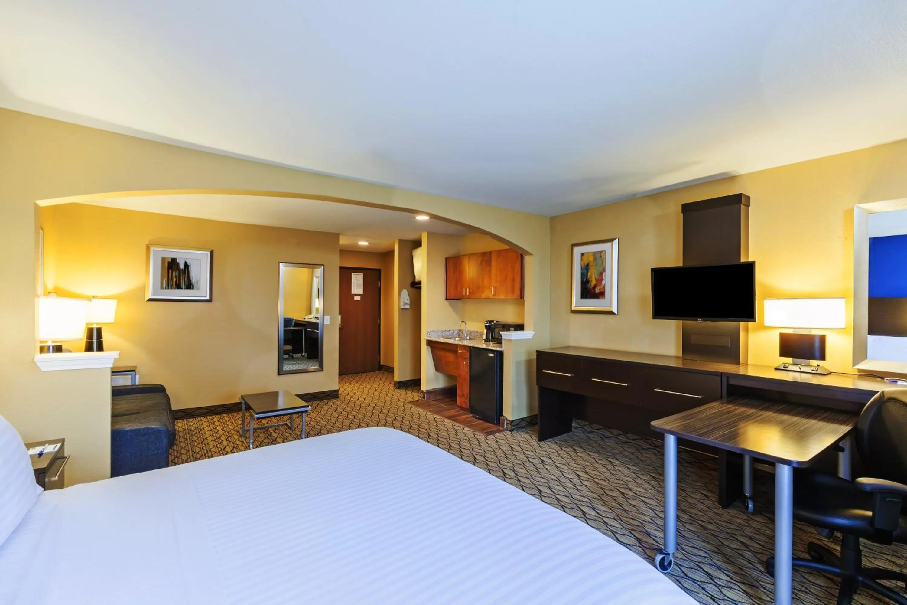 Photo of the whole room, Bed in Holiday Inn Express Hotel & Suites Houston-Downtown Convention Center by IHG