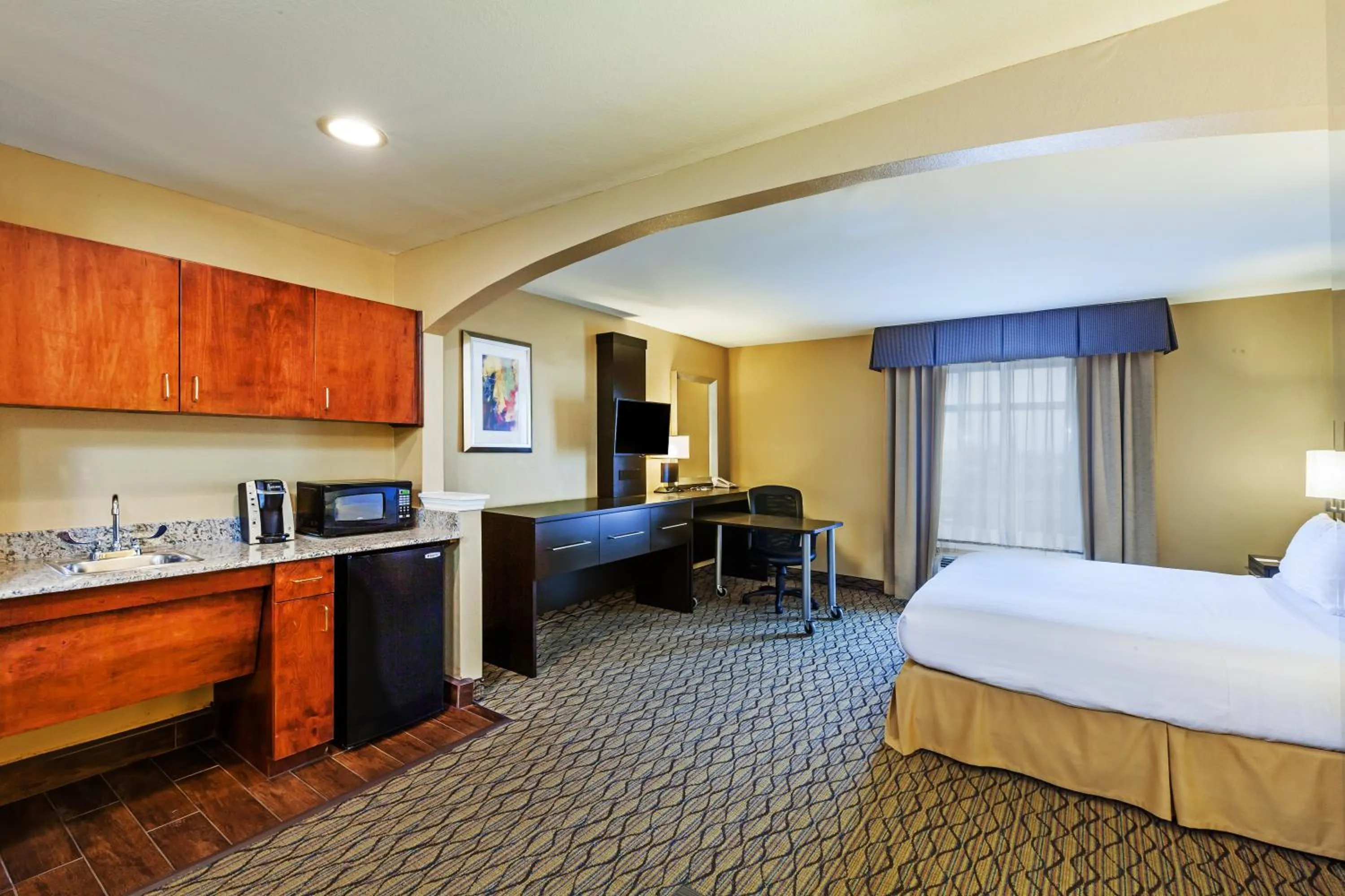 Photo of the whole room, Bed in Holiday Inn Express Hotel & Suites Houston-Downtown Convention Center by IHG