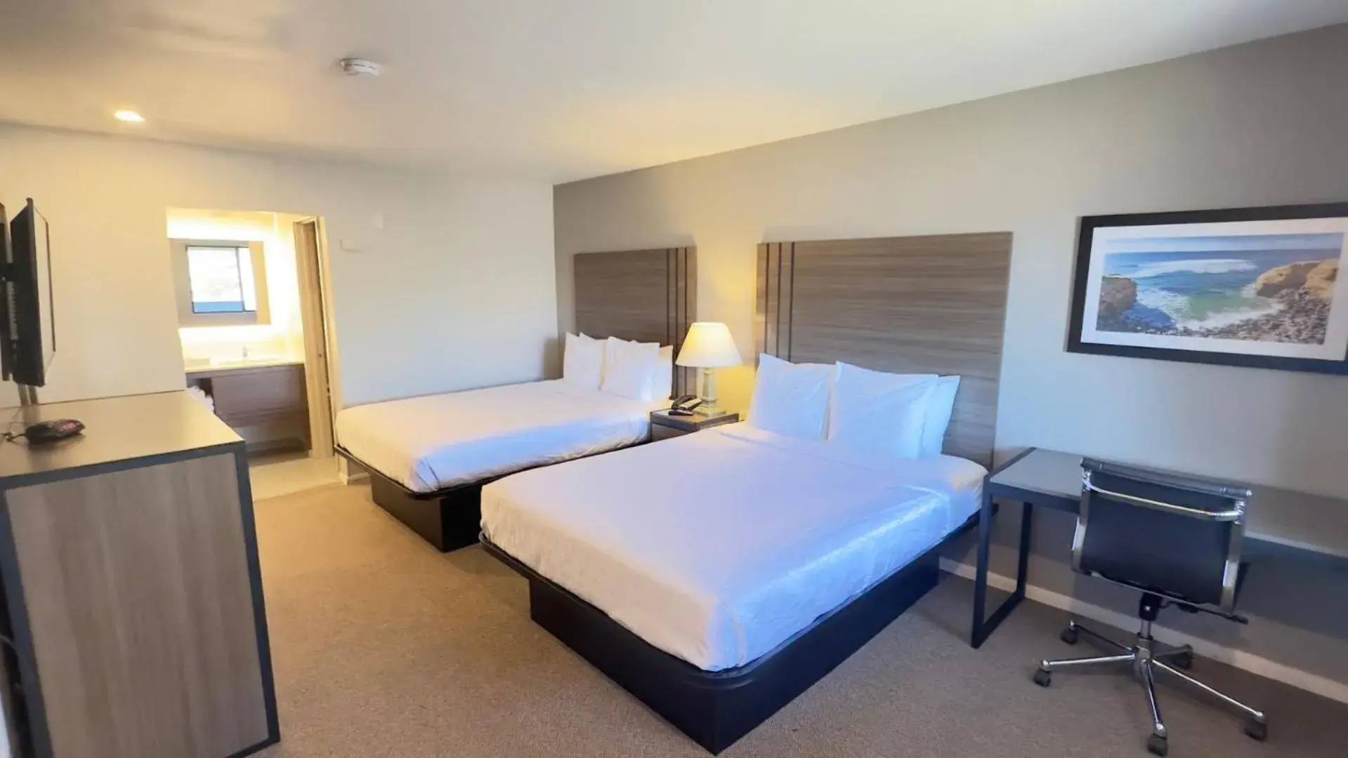 Deluxe Queen Room with Two Queen Beds in Heritage Inn San Diego Deluxe Queen Room with Two Queen Beds in Heritage Inn San Diego