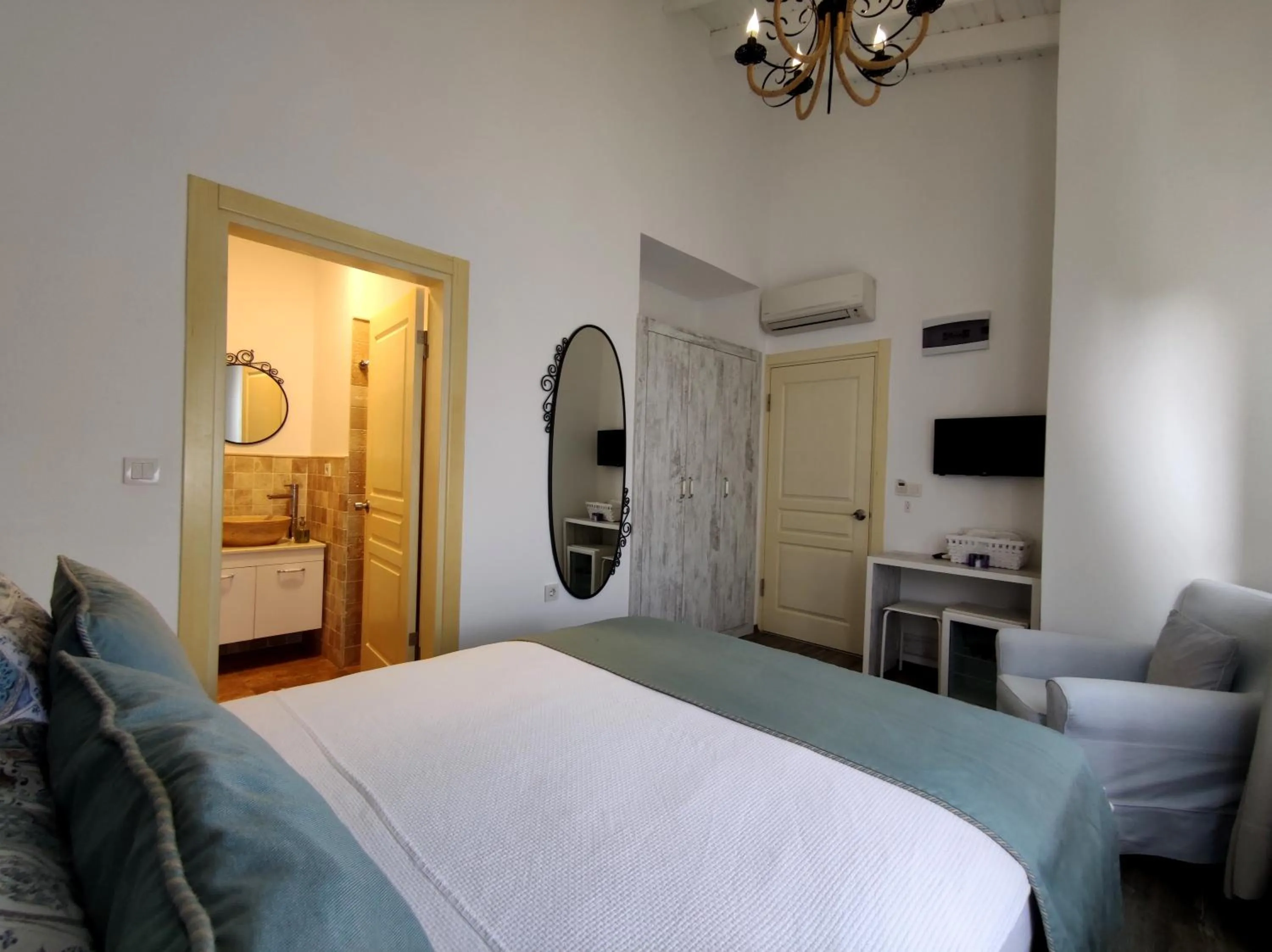 Photo of the whole room, Bed in Faro Alacati