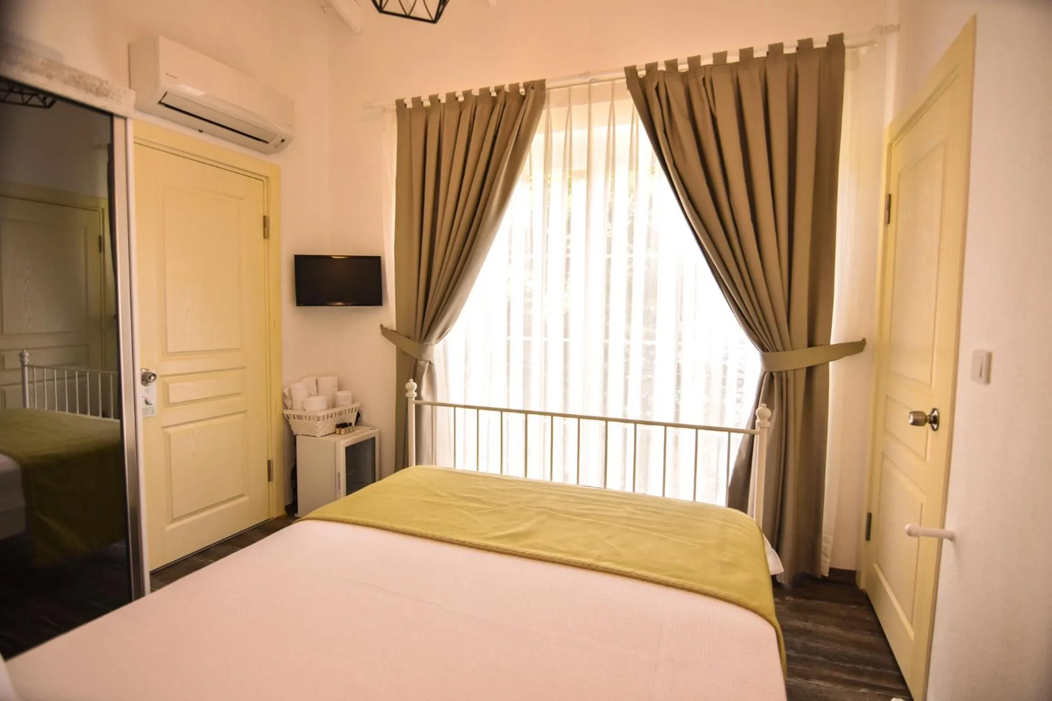 Photo of the whole room, Bed in Faro Alacati