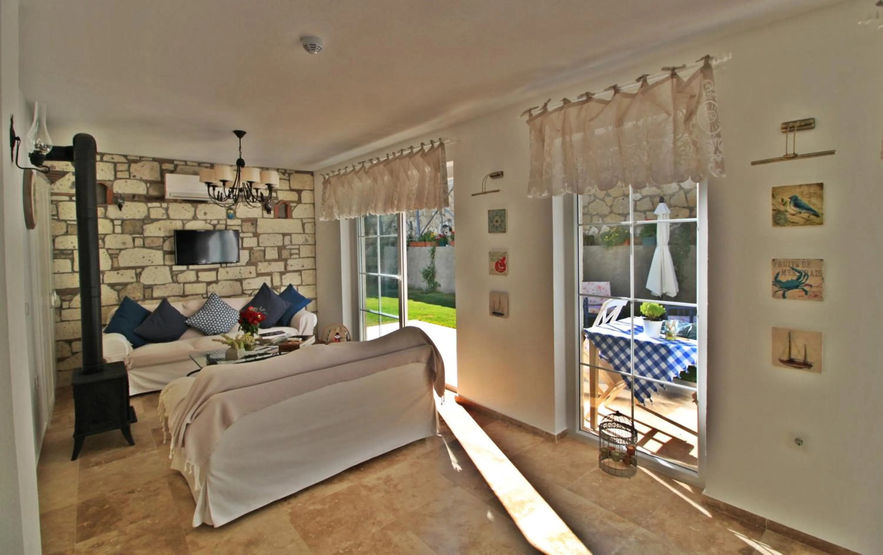 Seating area, Bed in Faro Alacati