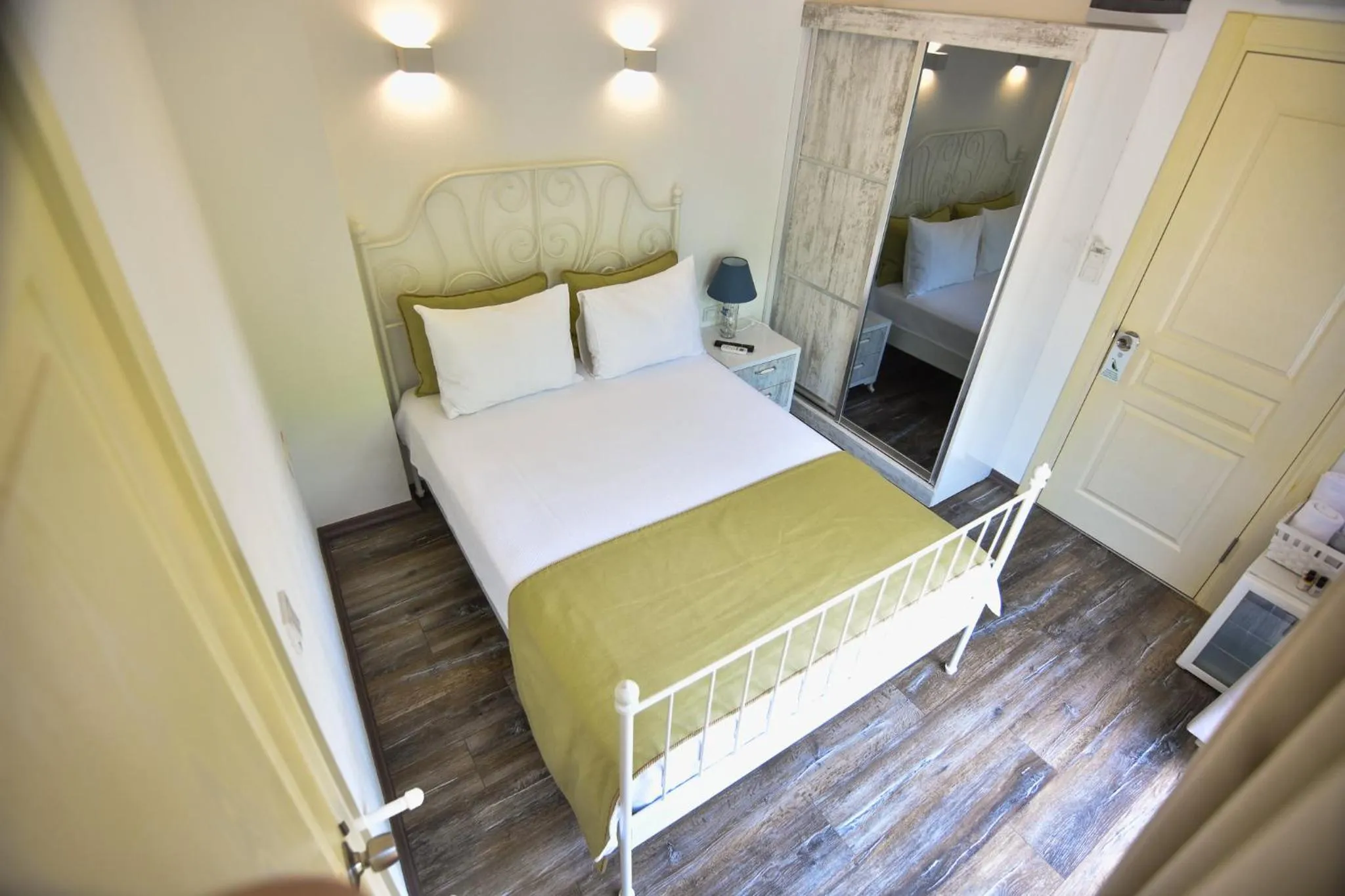 Photo of the whole room, Bed in Faro Alacati