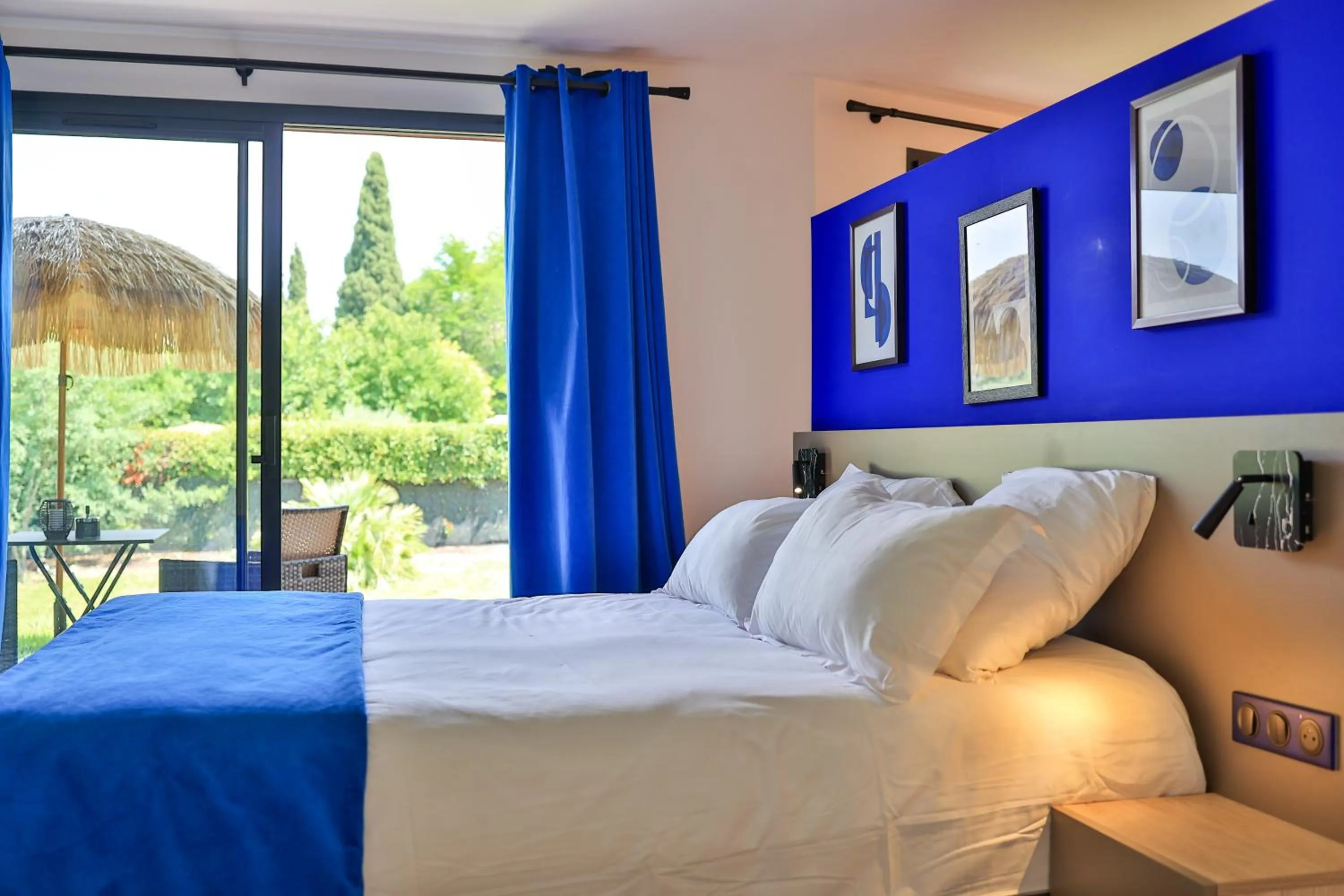 Bed in Logis Hôtel & Spa Déjeunez Sous L'Arbre