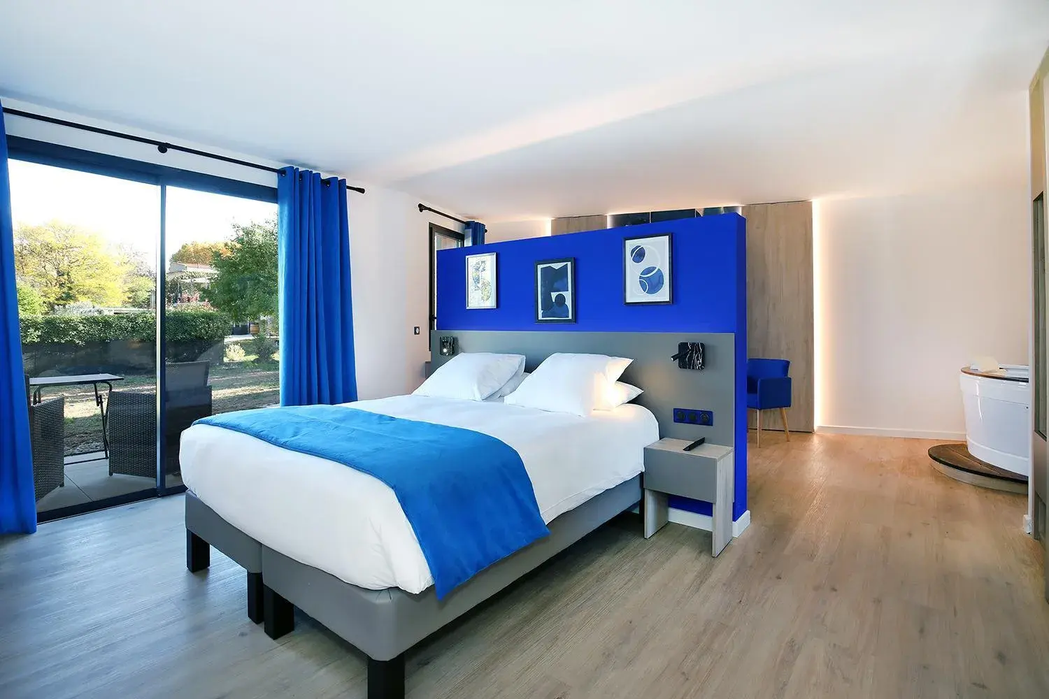 Deluxe Suite with Spa Bath in Logis Hôtel & Spa Déjeunez Sous L'Arbre Deluxe Suite with Spa Bath in Logis Hôtel & Spa Déjeunez Sous L'Arbre