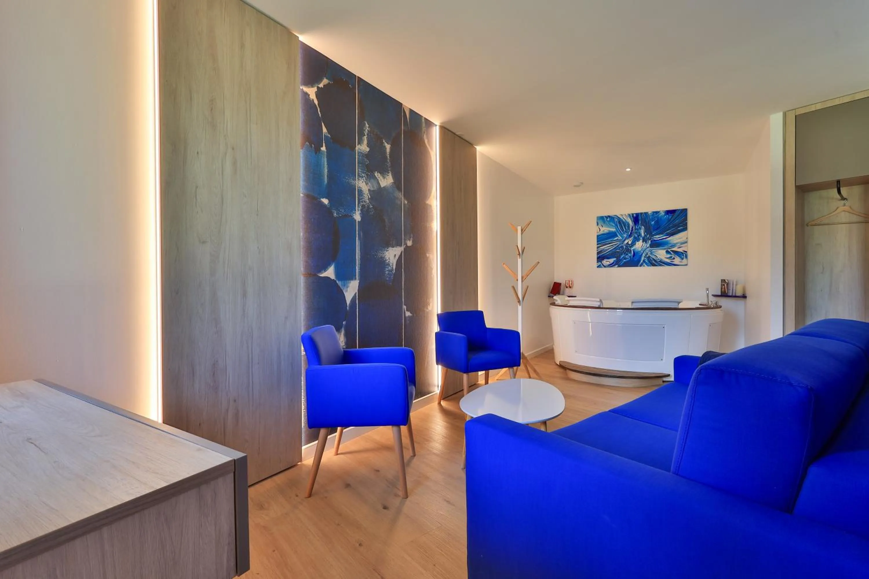 Living room in Logis Hôtel & Spa Déjeunez Sous L'Arbre