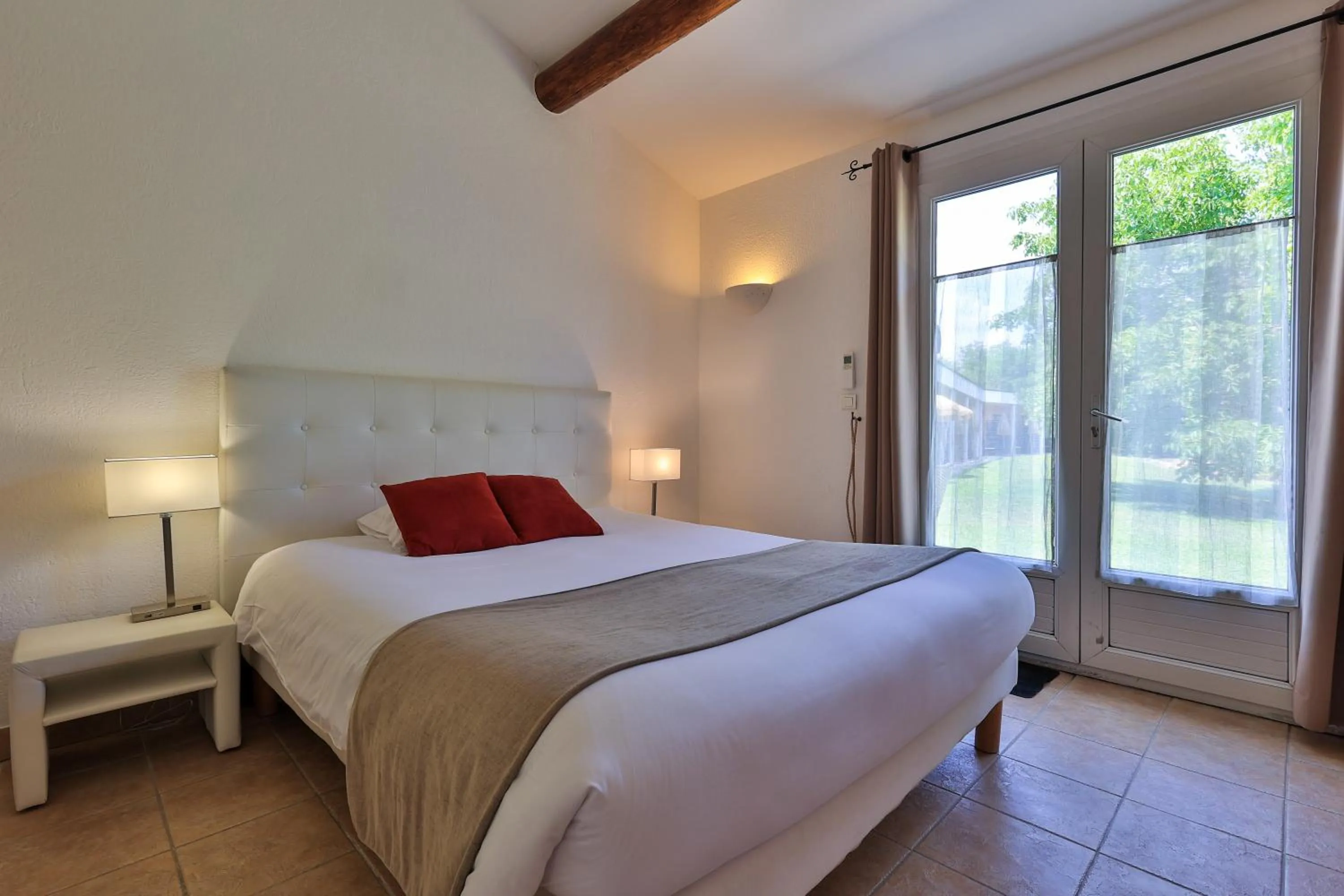 Photo of the whole room, Bed in Logis Hôtel & Spa Déjeunez Sous L'Arbre