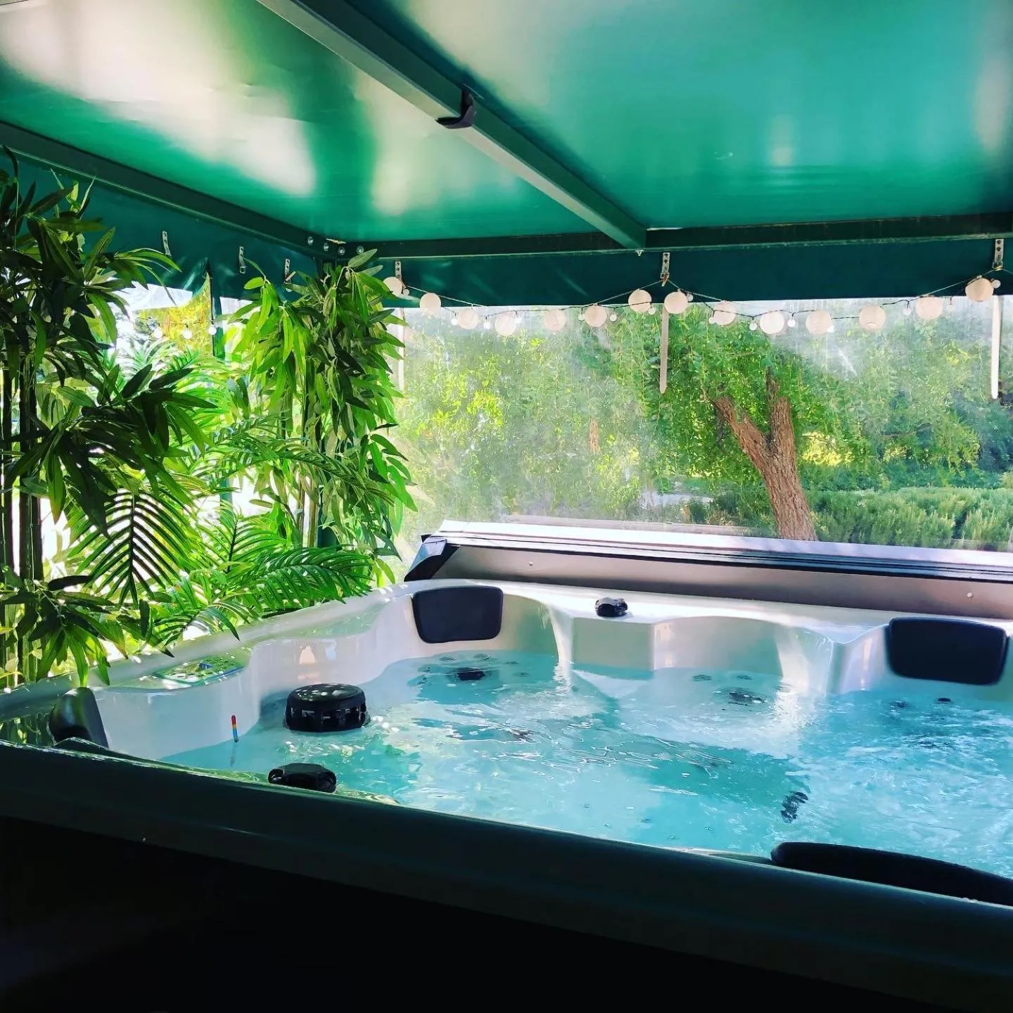 Hot Tub in Logis Hôtel & Spa Déjeunez Sous L'Arbre