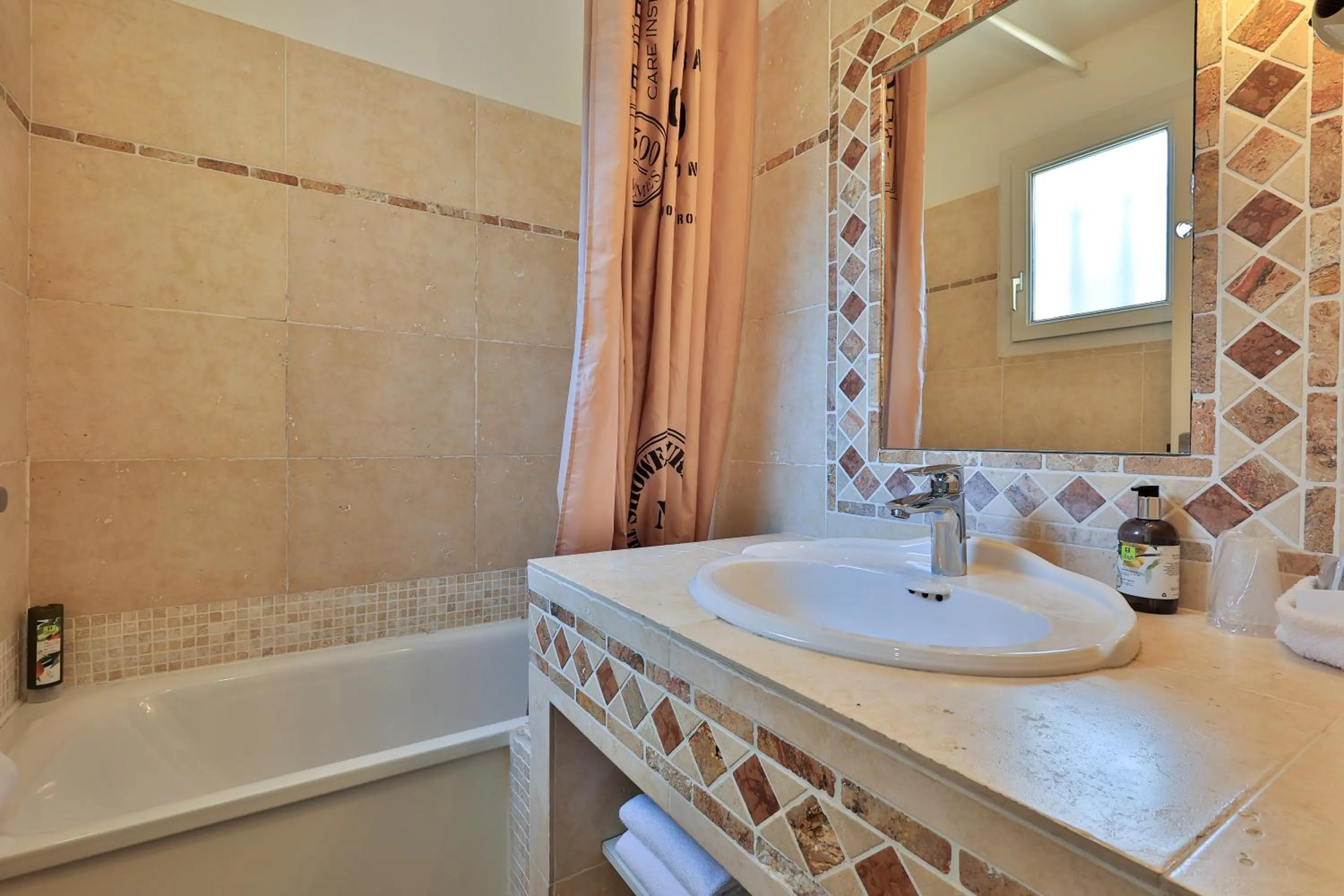 Bathroom in Logis Hôtel & Spa Déjeunez Sous L'Arbre