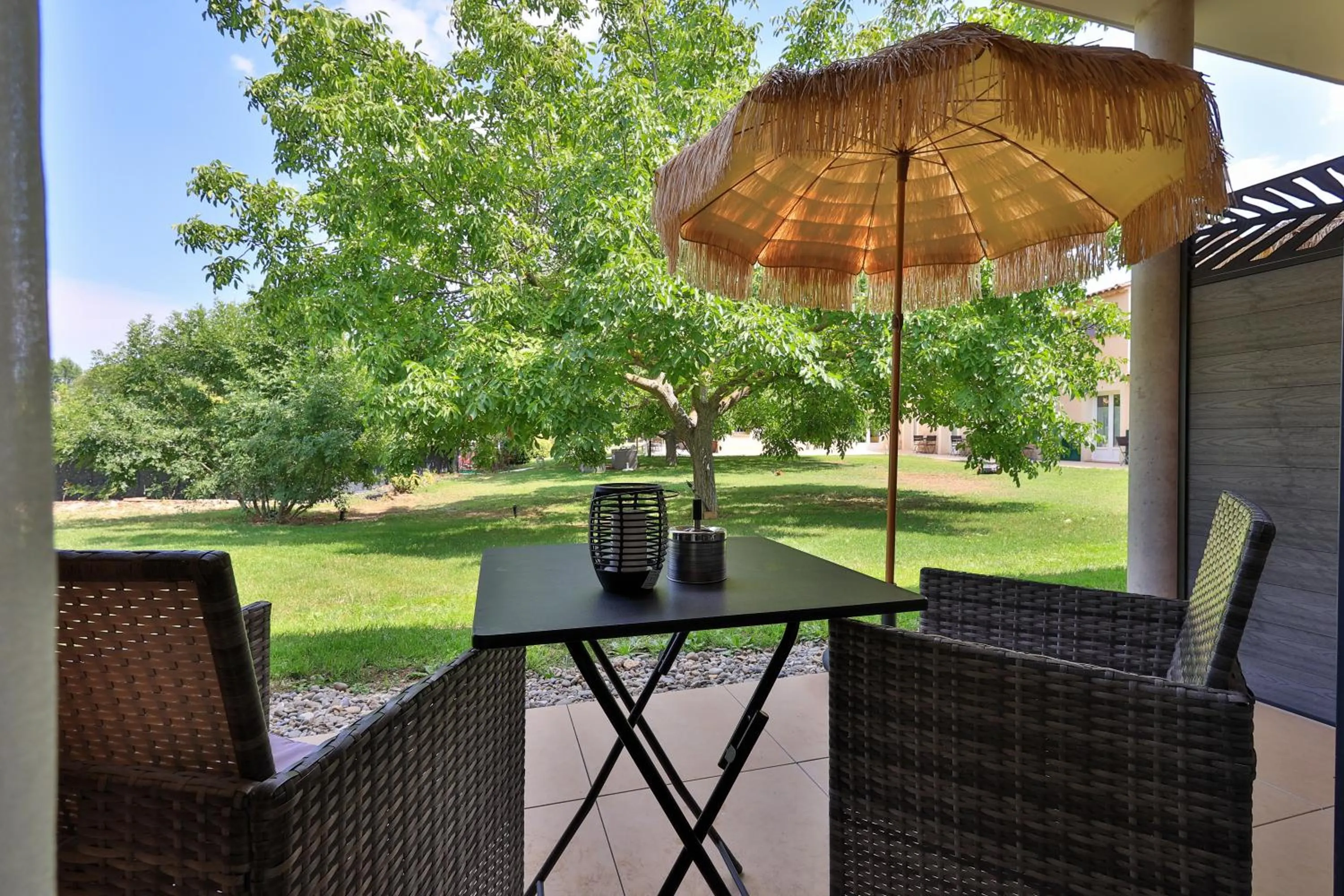 Patio in Logis Hôtel & Spa Déjeunez Sous L'Arbre