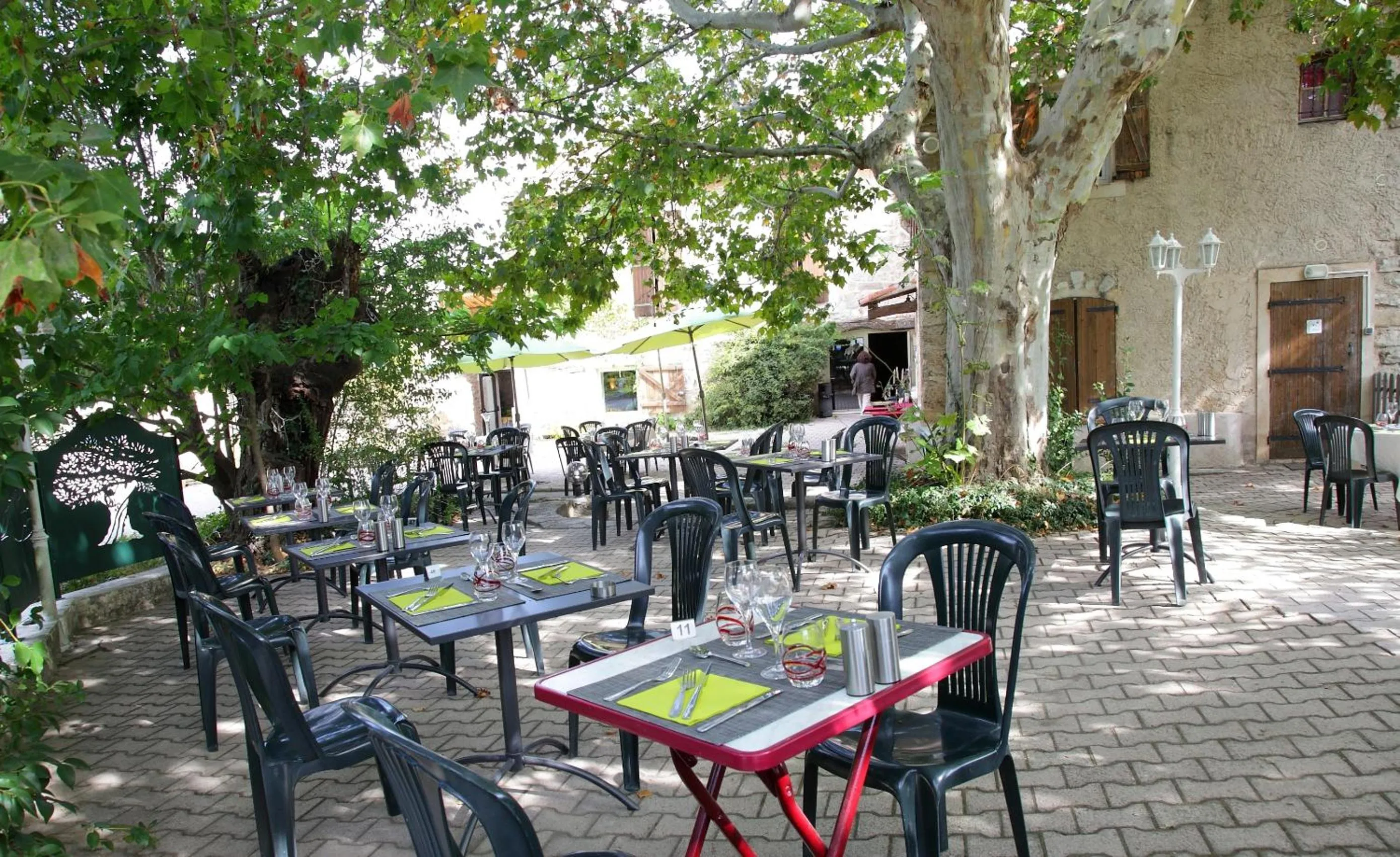 Patio in Logis Hôtel & Spa Déjeunez Sous L'Arbre