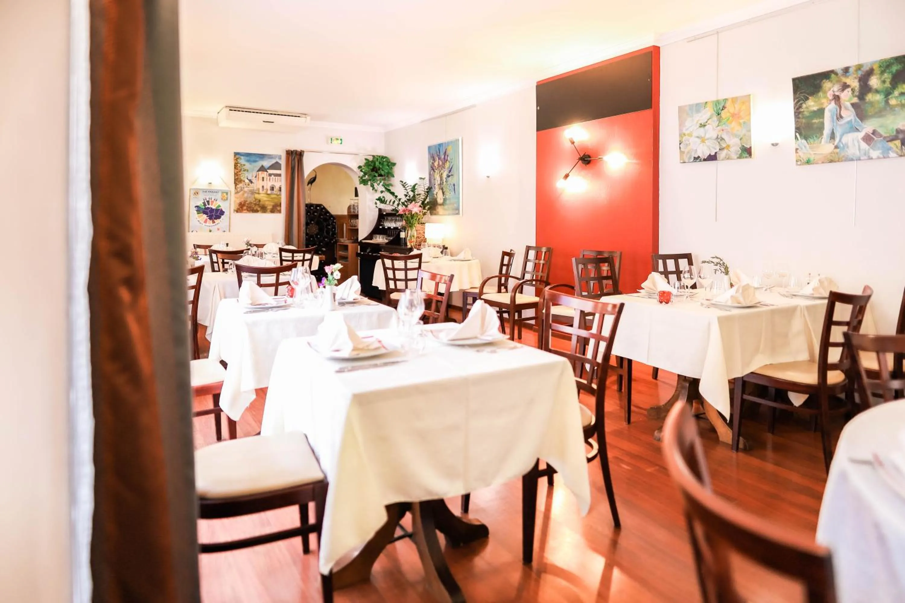 Restaurant/places to eat in Logis Hôtel & Restaurant d'Angleterre