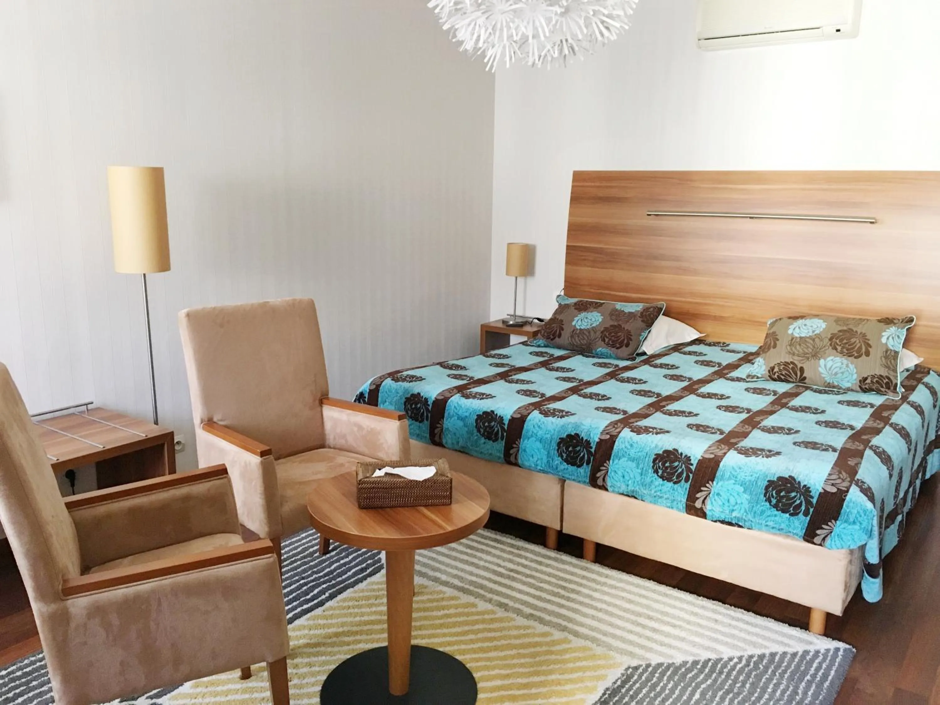 Photo of the whole room, Bed in Logis Hôtel & Restaurant d'Angleterre