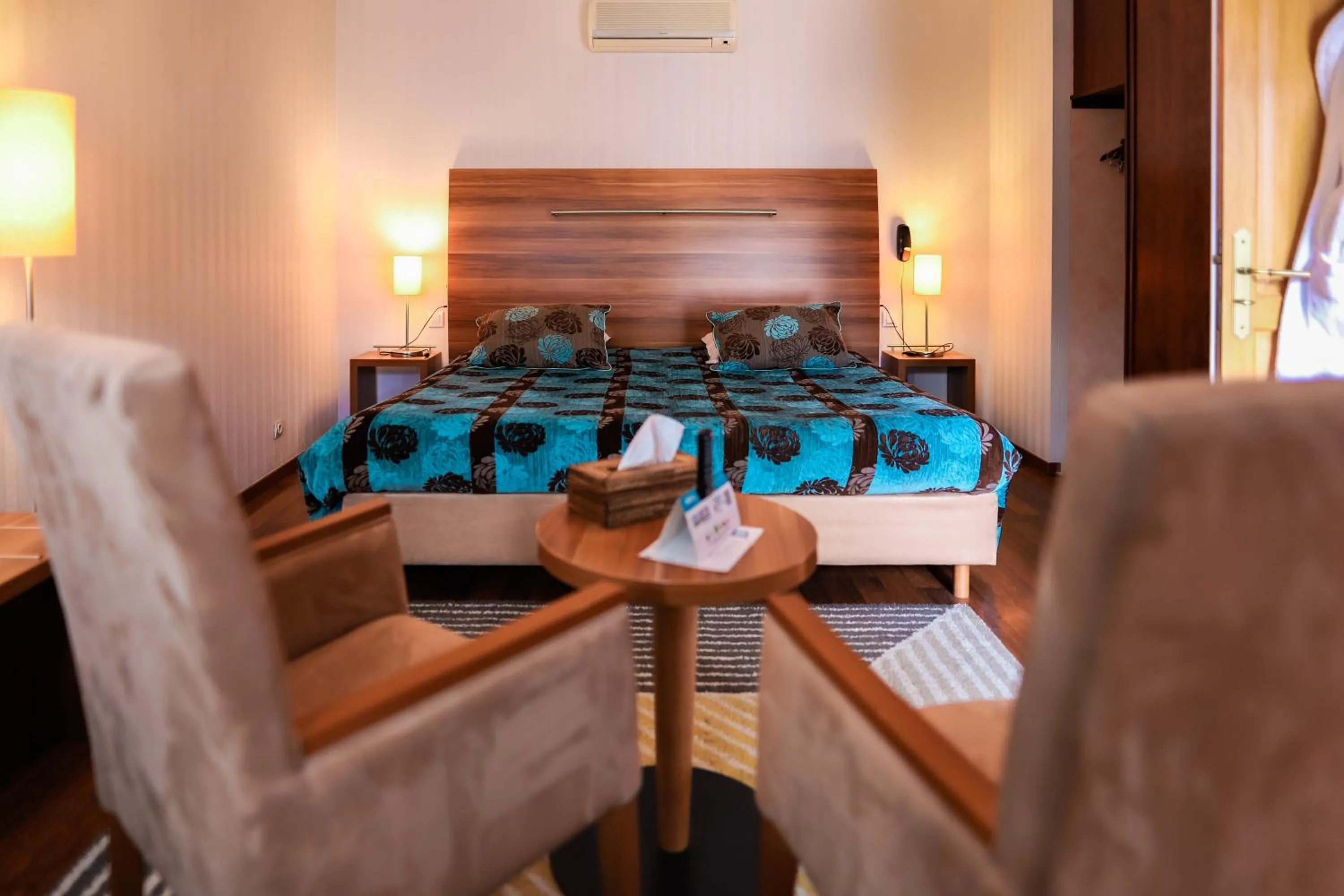 Bed in Logis Hôtel & Restaurant d'Angleterre