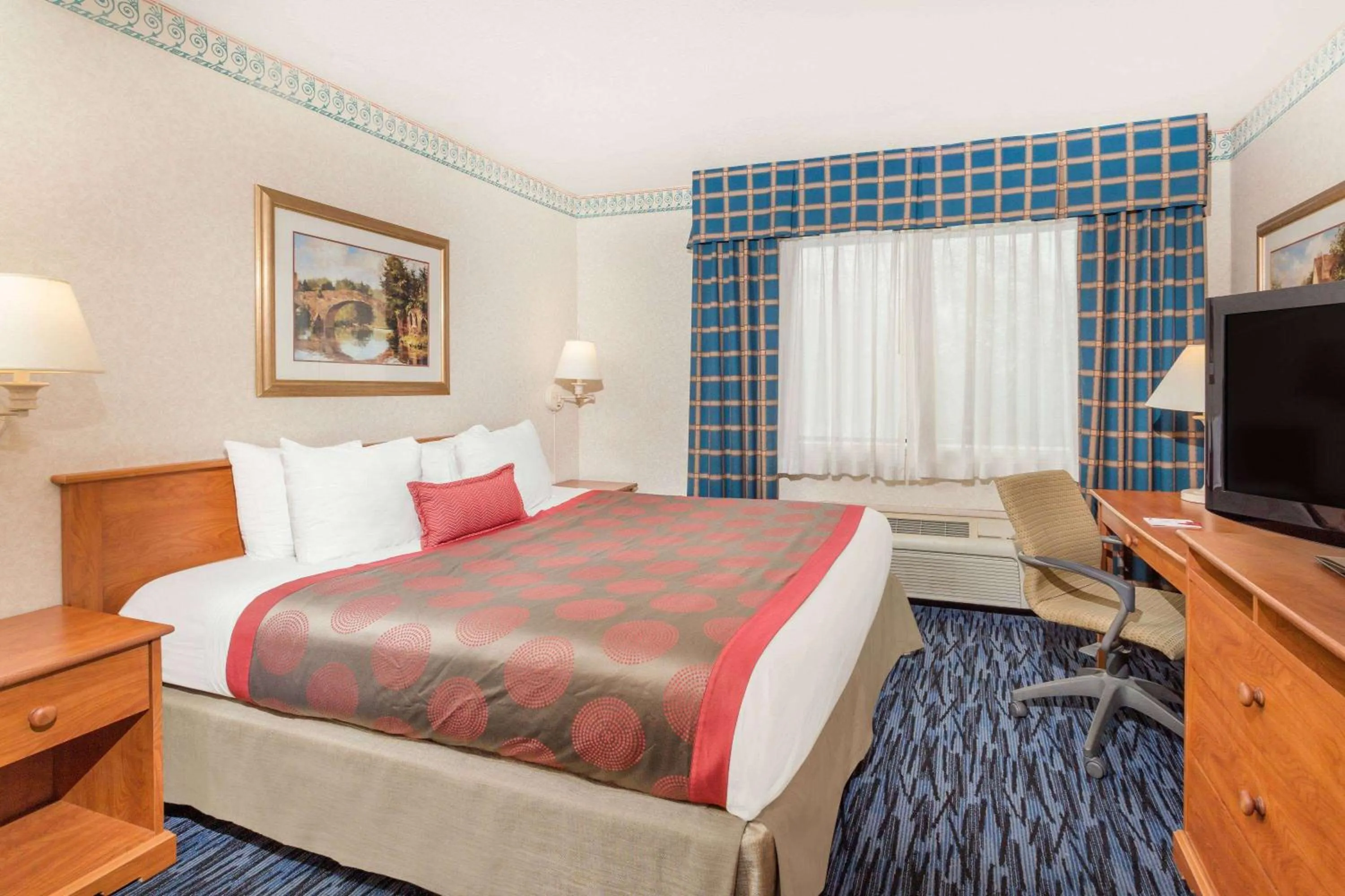 Photo of the whole room, Bed in Ramada by Wyndham Kent Seattle Area